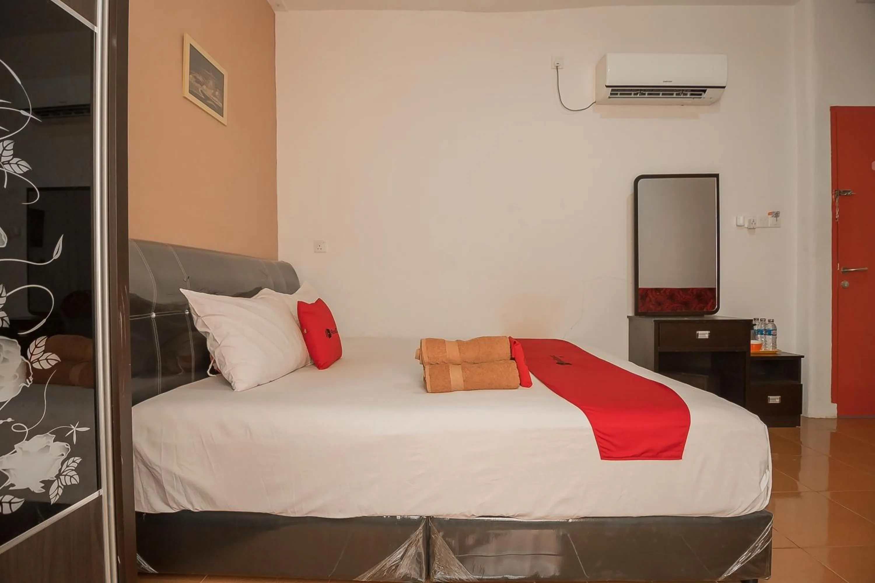 Bedroom, Bed in RedDoorz @ Batam Center 2