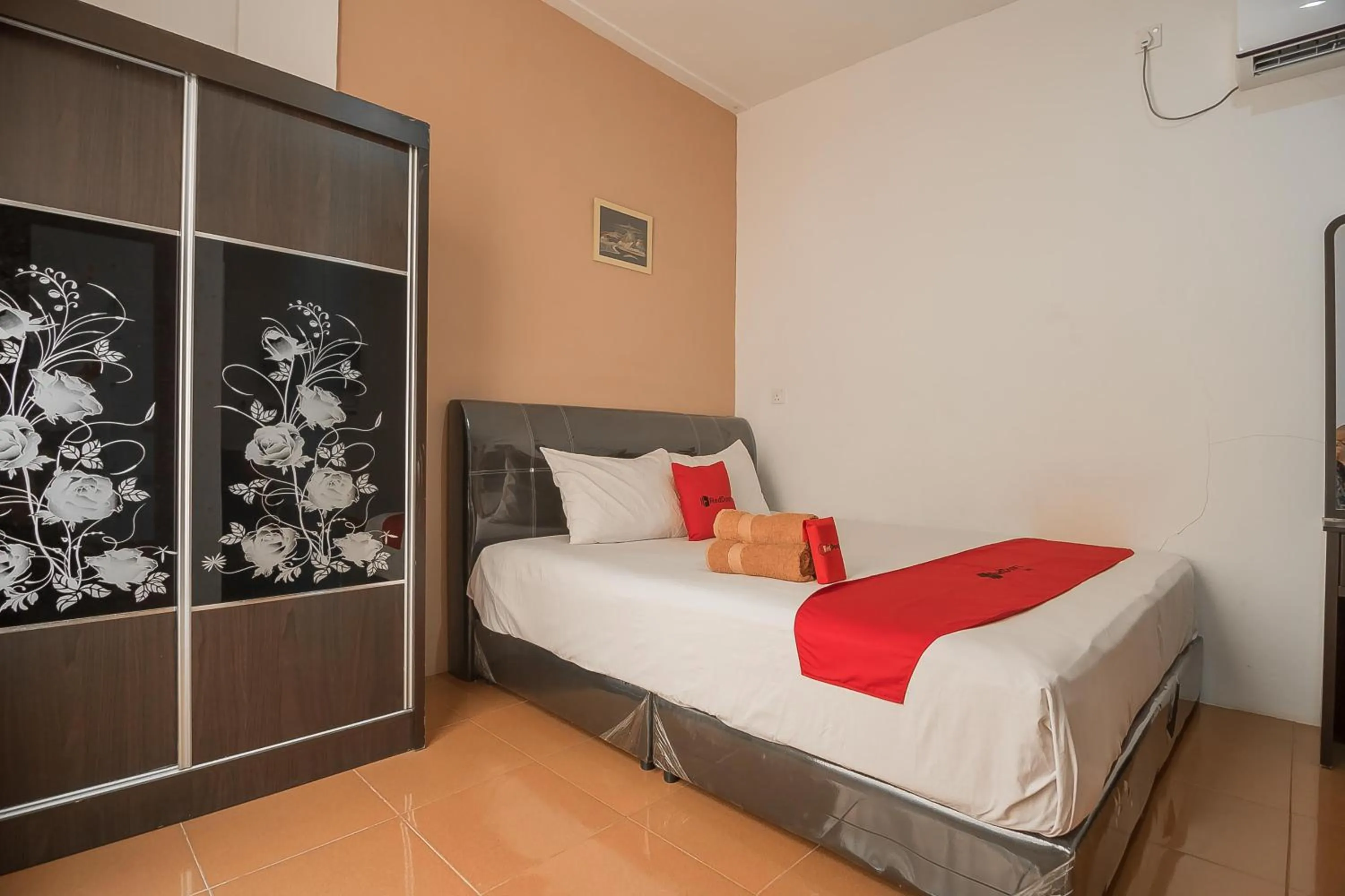 Bedroom, Bed in RedDoorz @ Batam Center 2