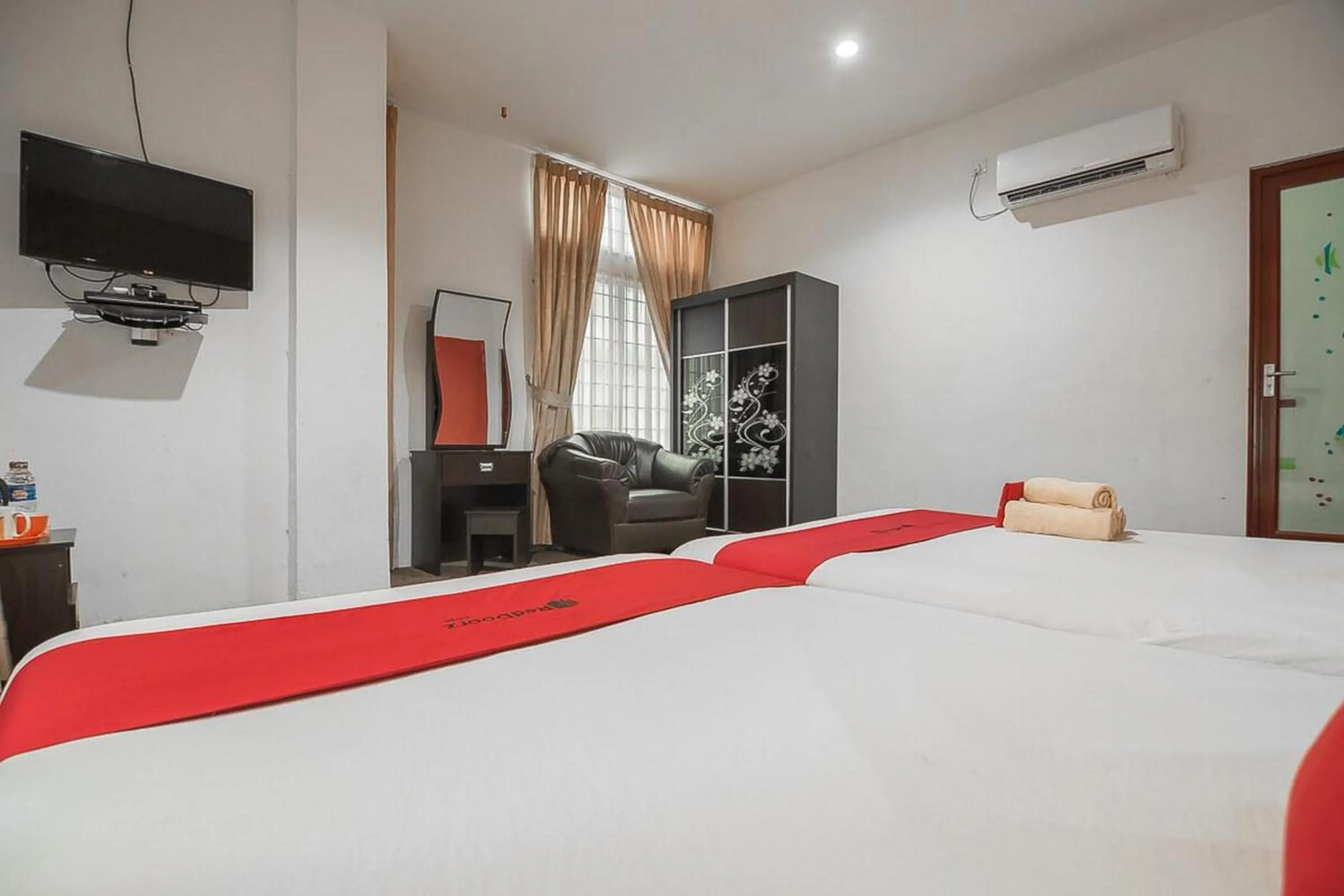 Bedroom, Bed in RedDoorz @ Batam Center 2