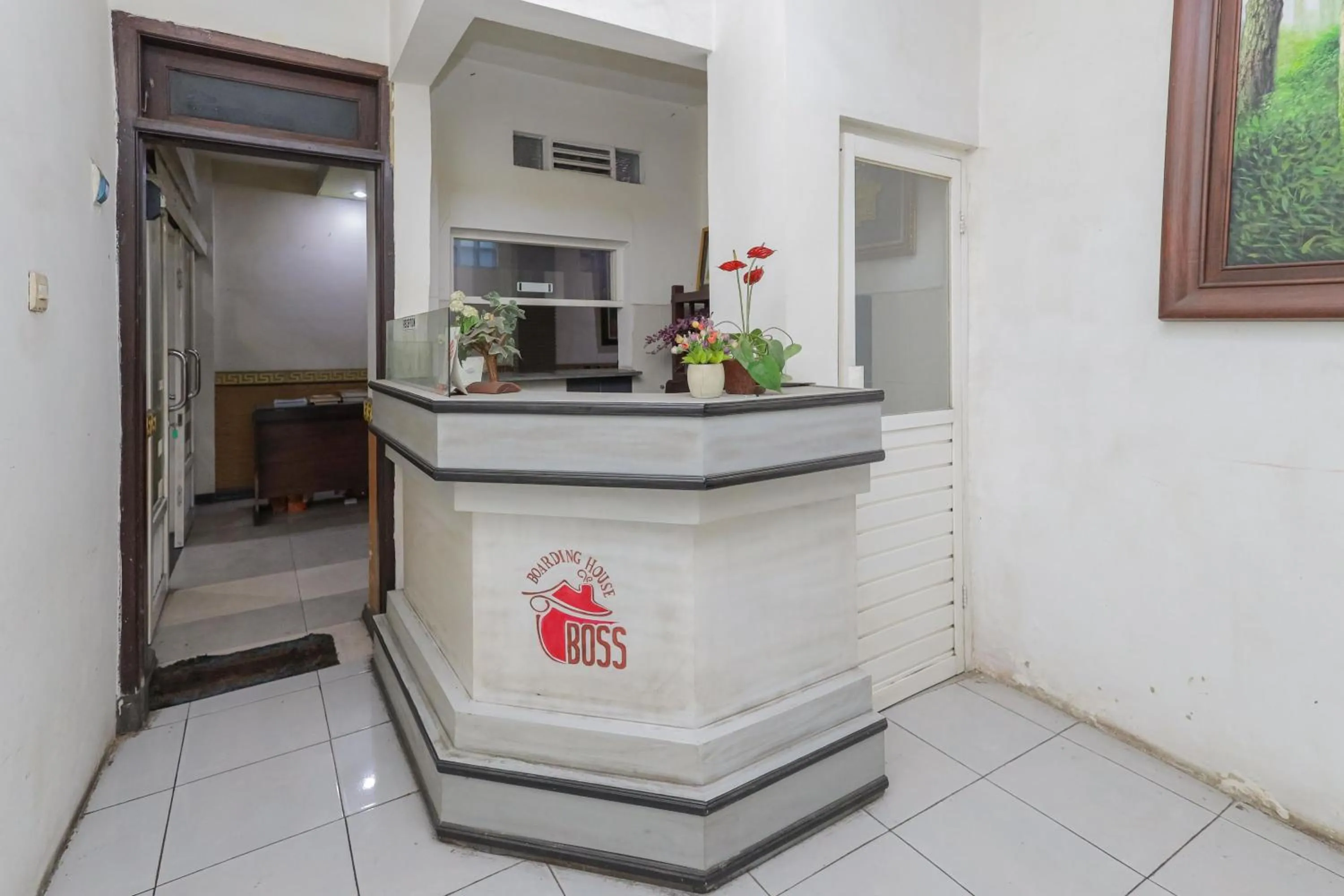 Lobby or reception in RedDoorz near Stasiun Malang Kota Lama 2