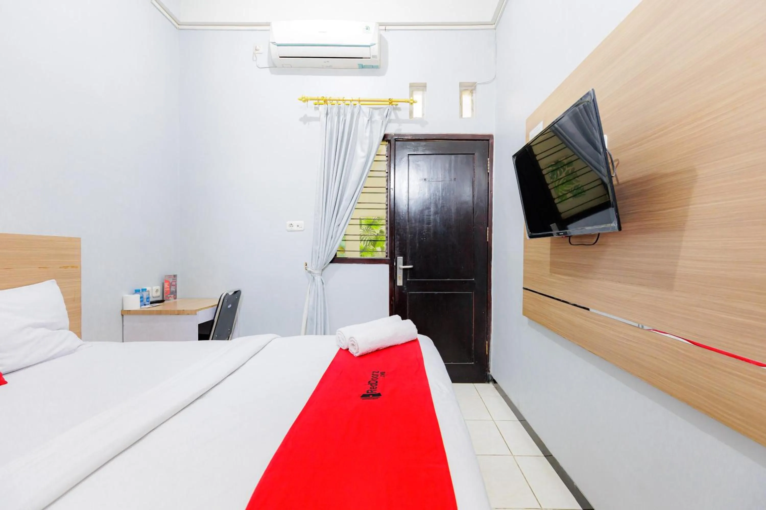 Bedroom, Bed in RedDoorz Plus near Malang Town Square
