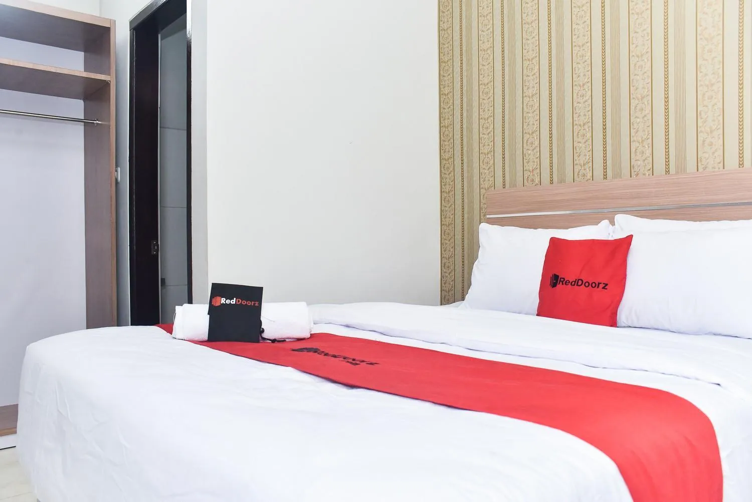 Bedroom, Bed in RedDoorz Plus near Malang Town Square