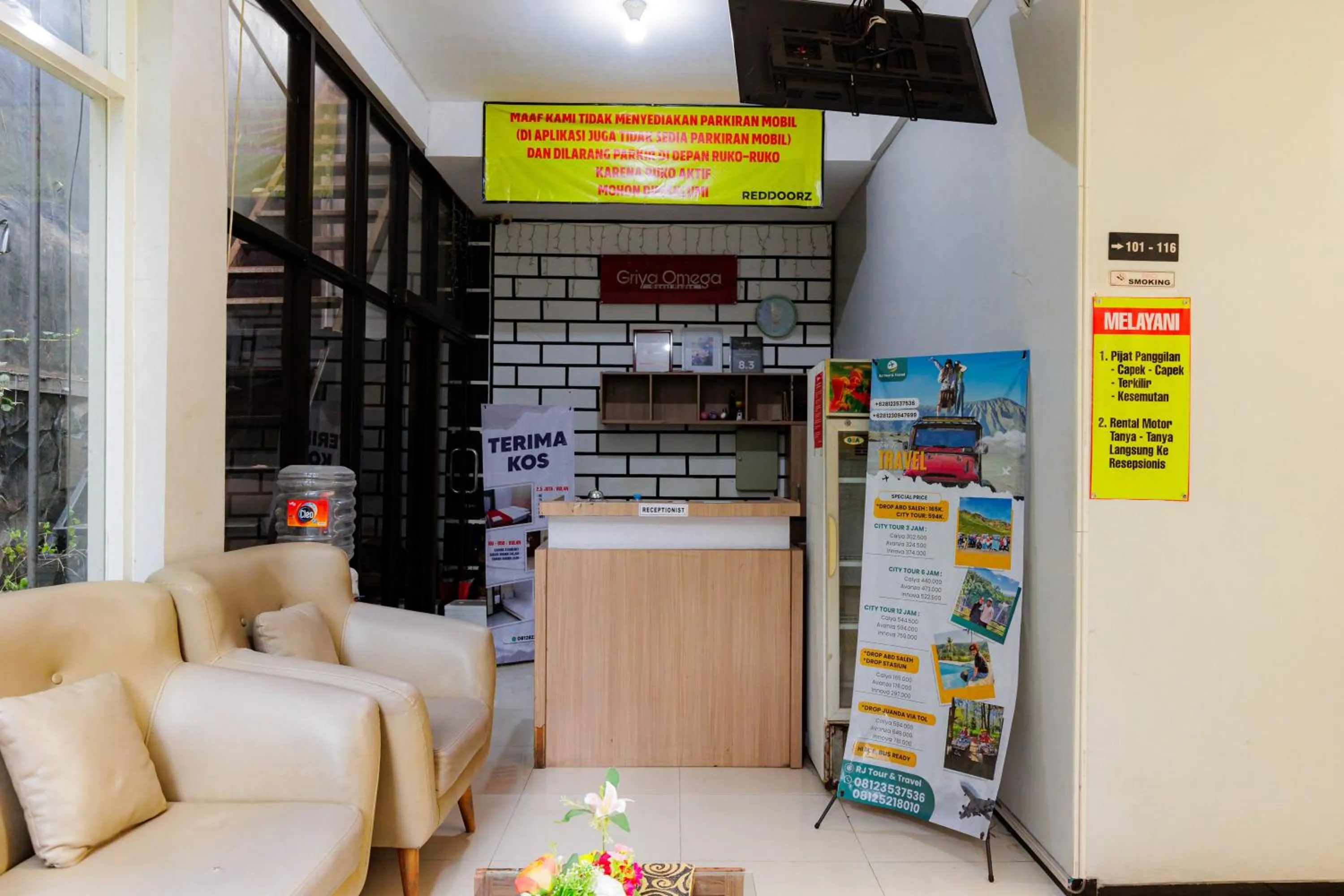 Lobby or reception in RedDoorz Plus near Malang Town Square