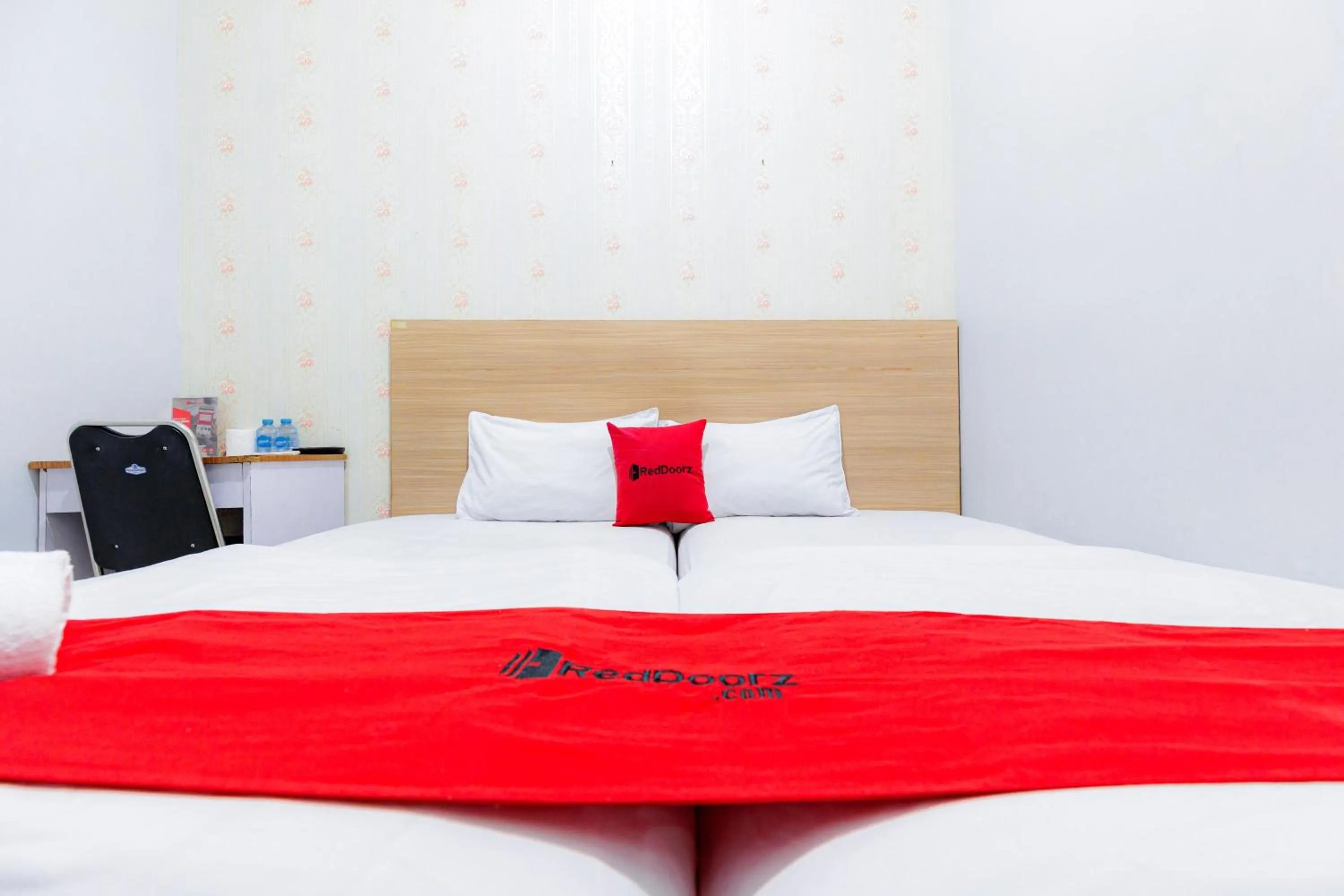 Bedroom, Bed in RedDoorz Plus near Malang Town Square