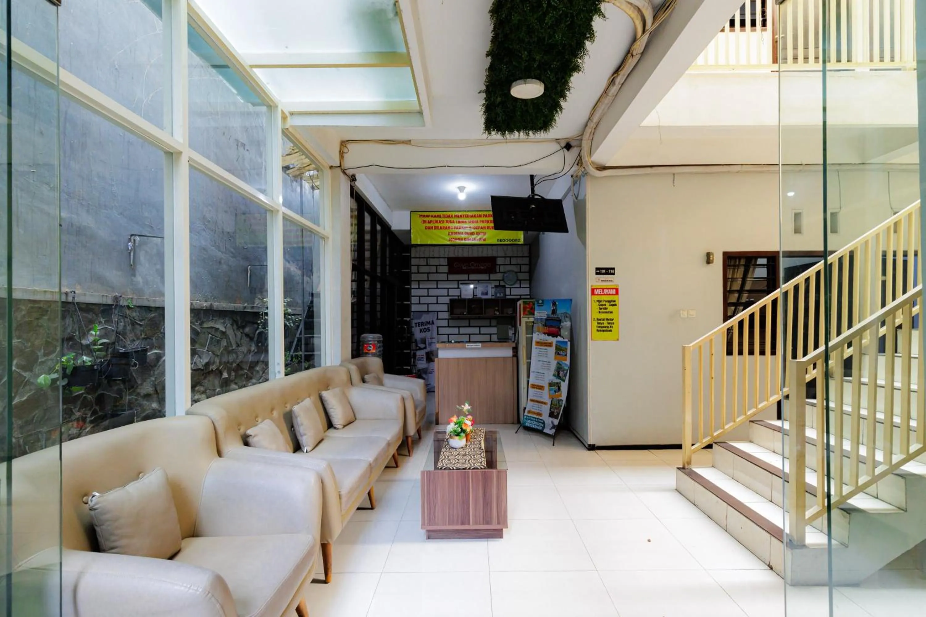Lobby or reception in RedDoorz Plus near Malang Town Square