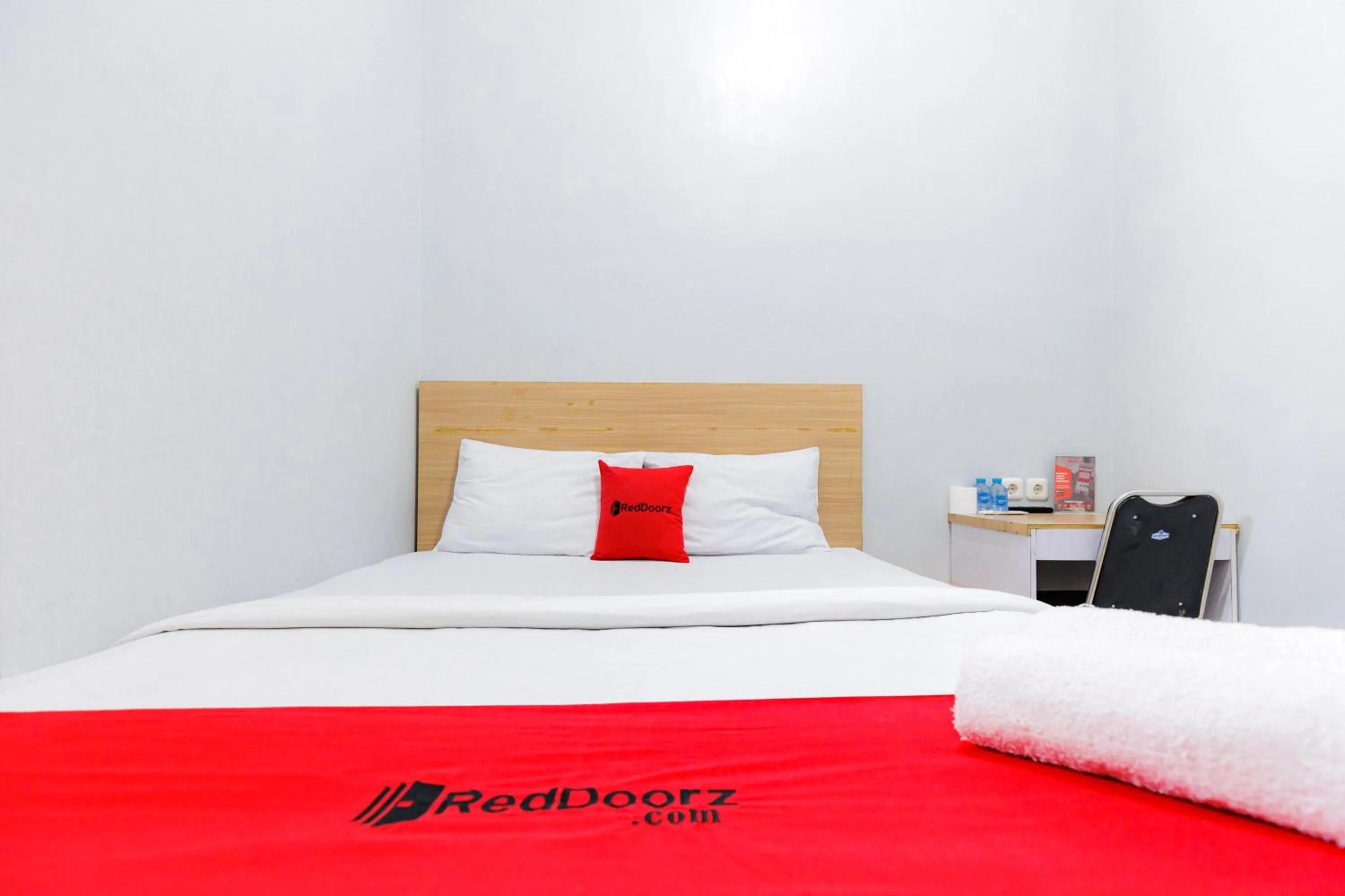 Bedroom, Bed in RedDoorz Plus near Malang Town Square