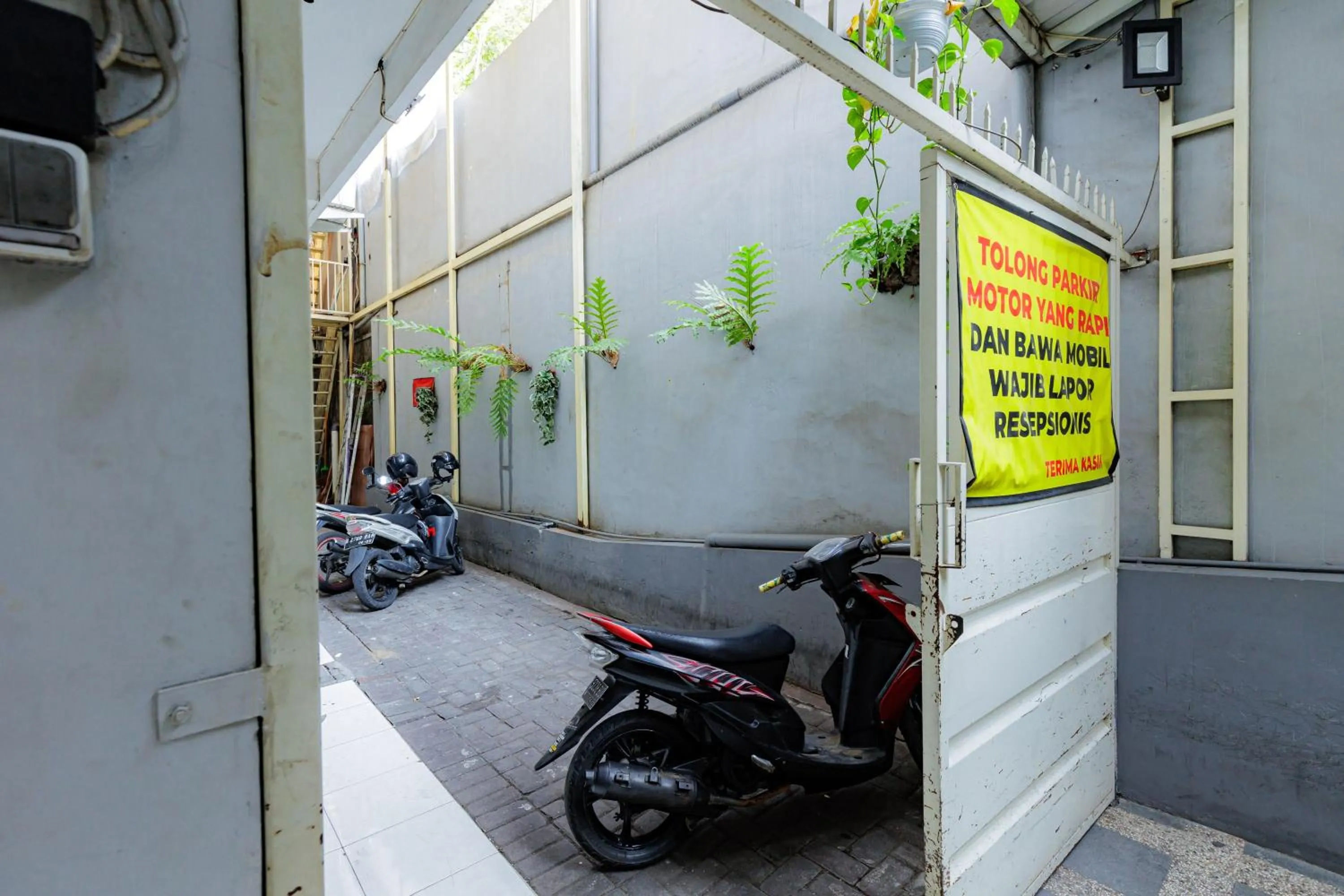 Parking in RedDoorz Plus near Malang Town Square