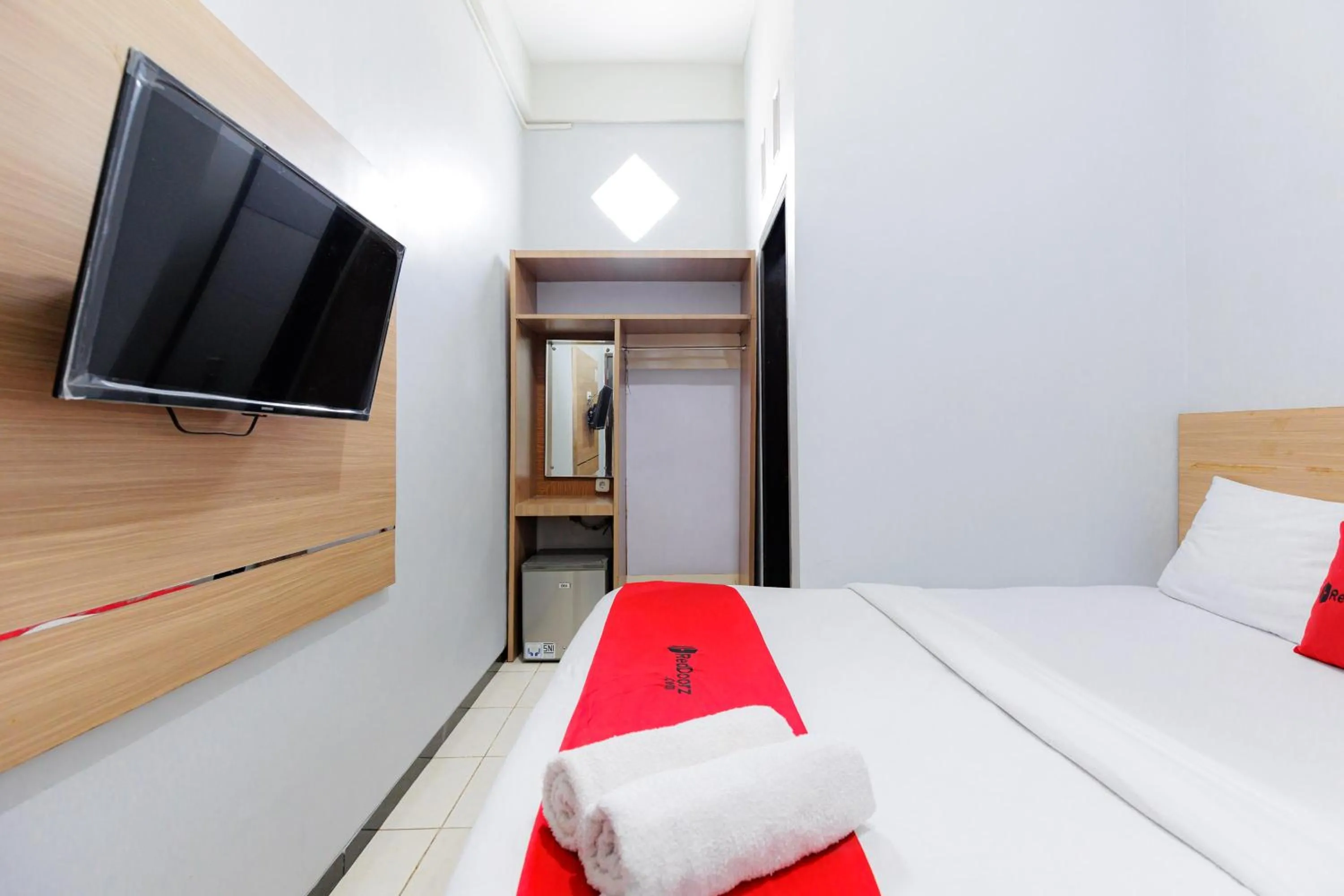 Bedroom, Bed in RedDoorz Plus near Malang Town Square