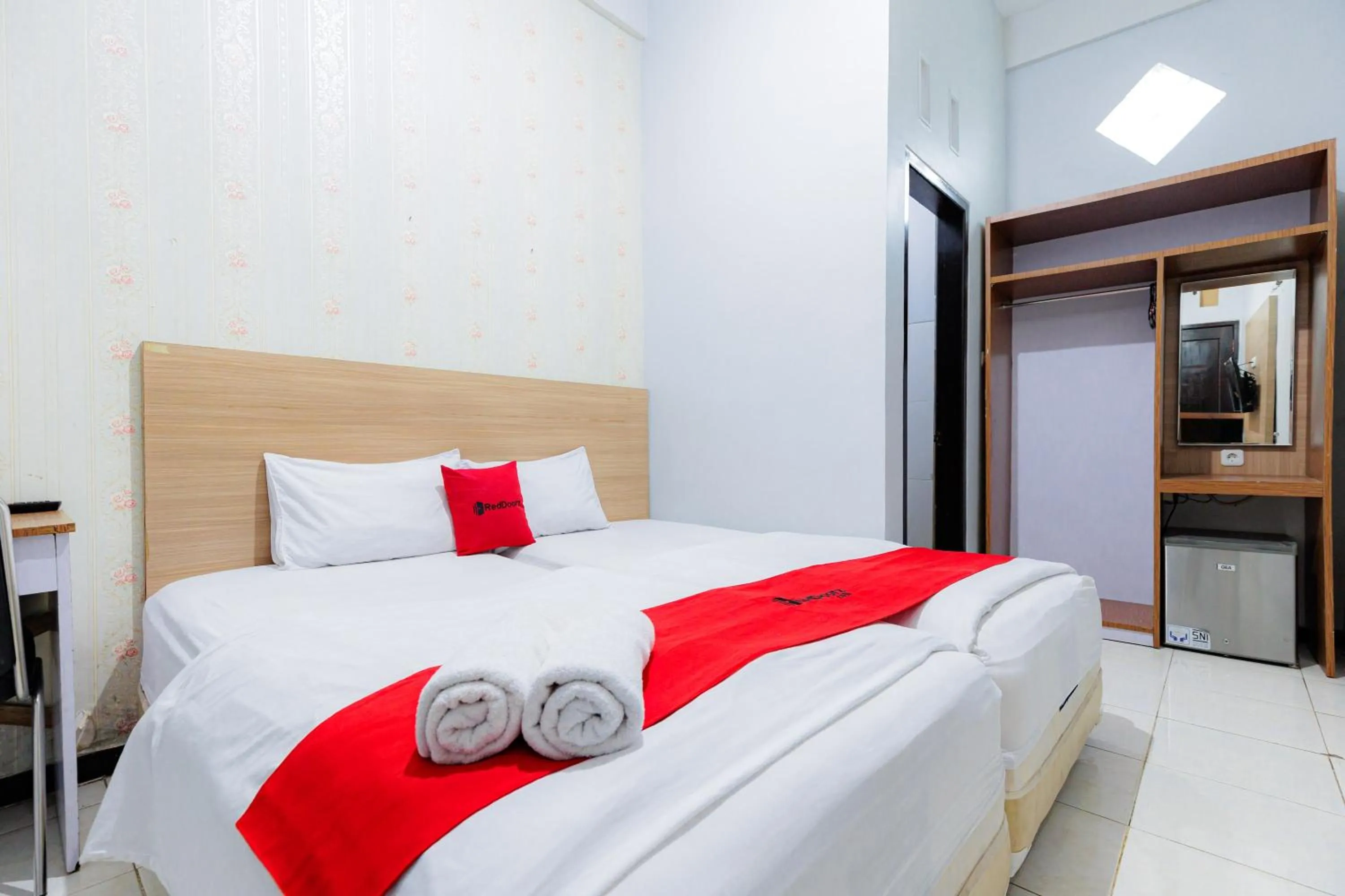 wardrobe, Bed in RedDoorz Plus near Malang Town Square