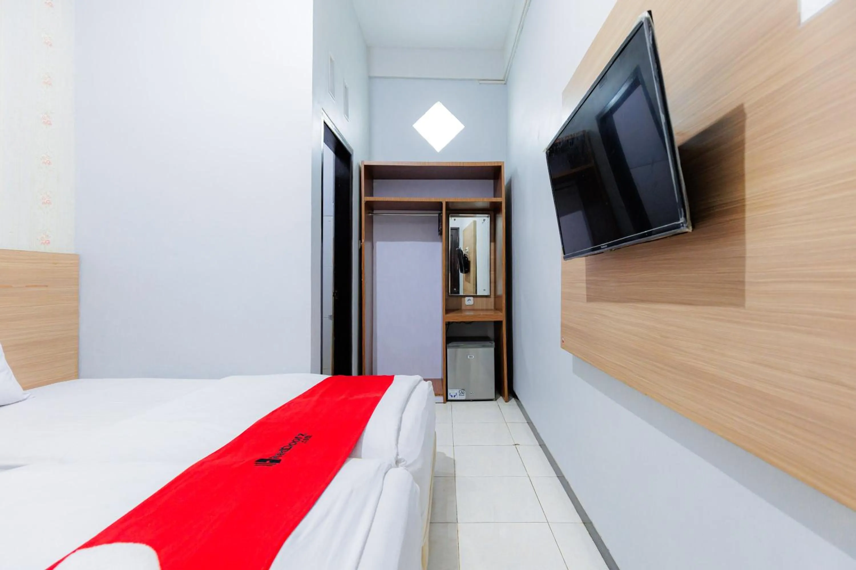 Bedroom, Bed in RedDoorz Plus near Malang Town Square