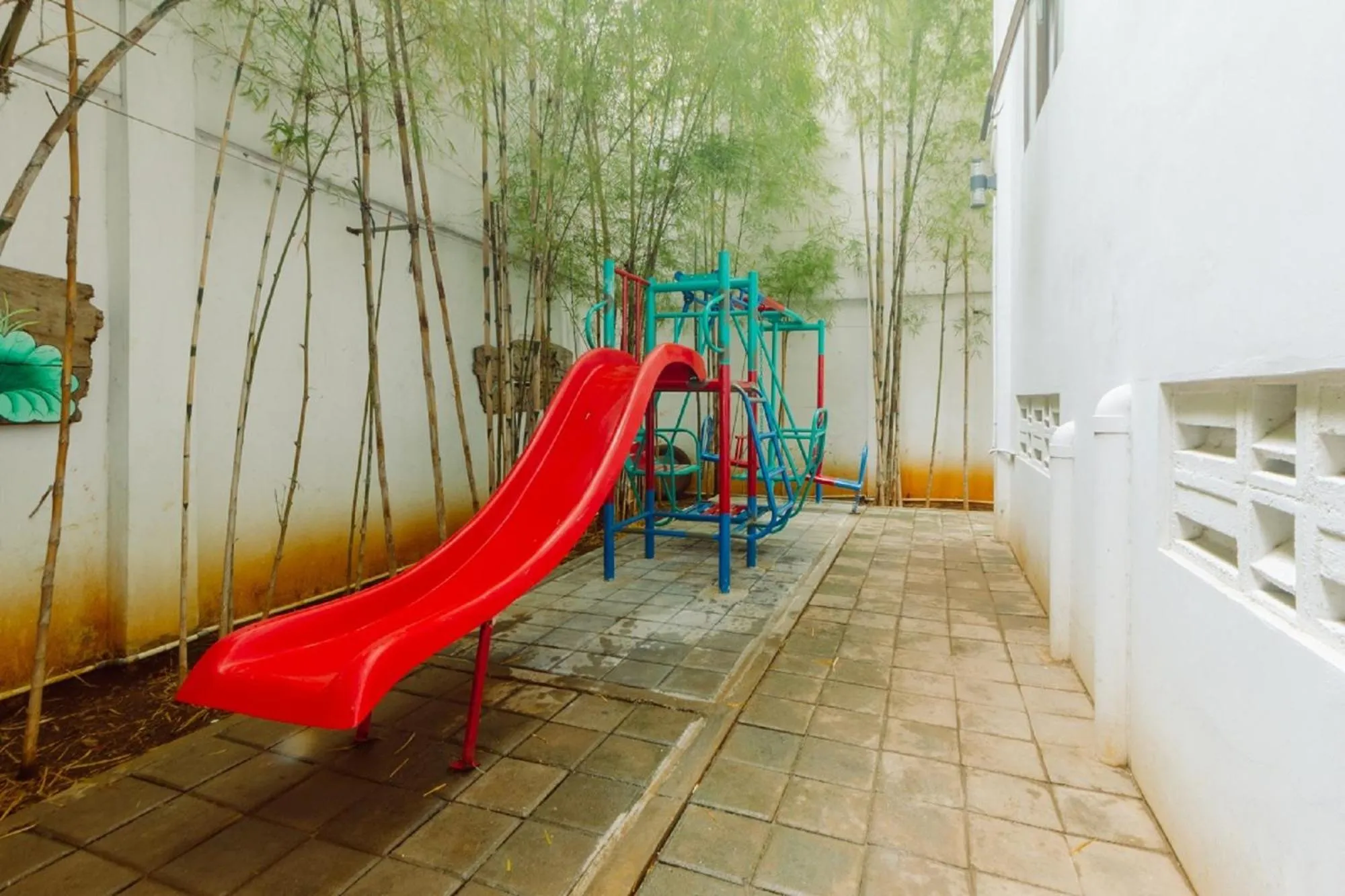 Children play ground in Urbanest Inn House Slipi