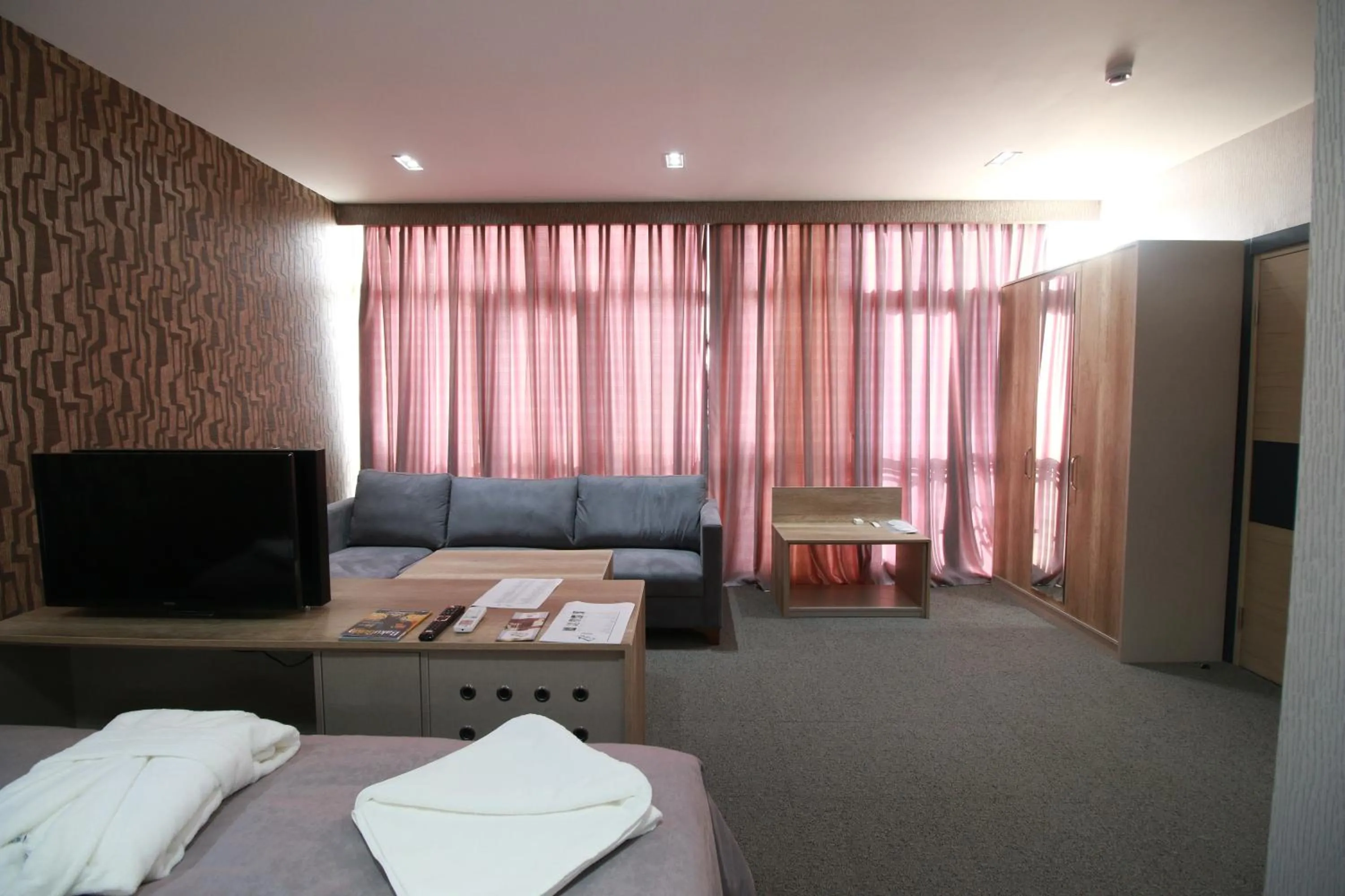 Communal lounge/ TV room in Home Suites Baku-Halal Hotel