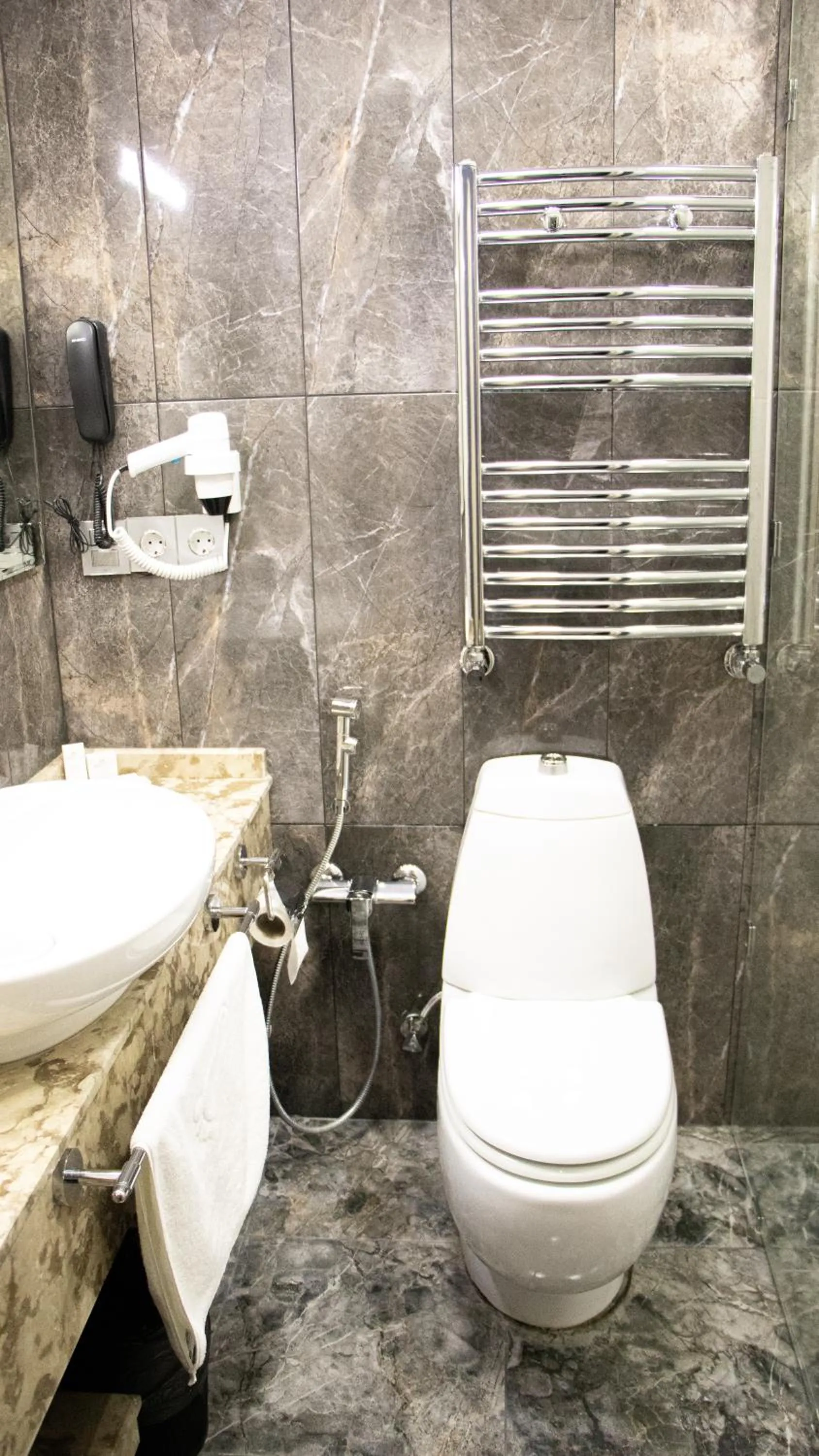 Toilet in Home Suites Baku-Halal Hotel