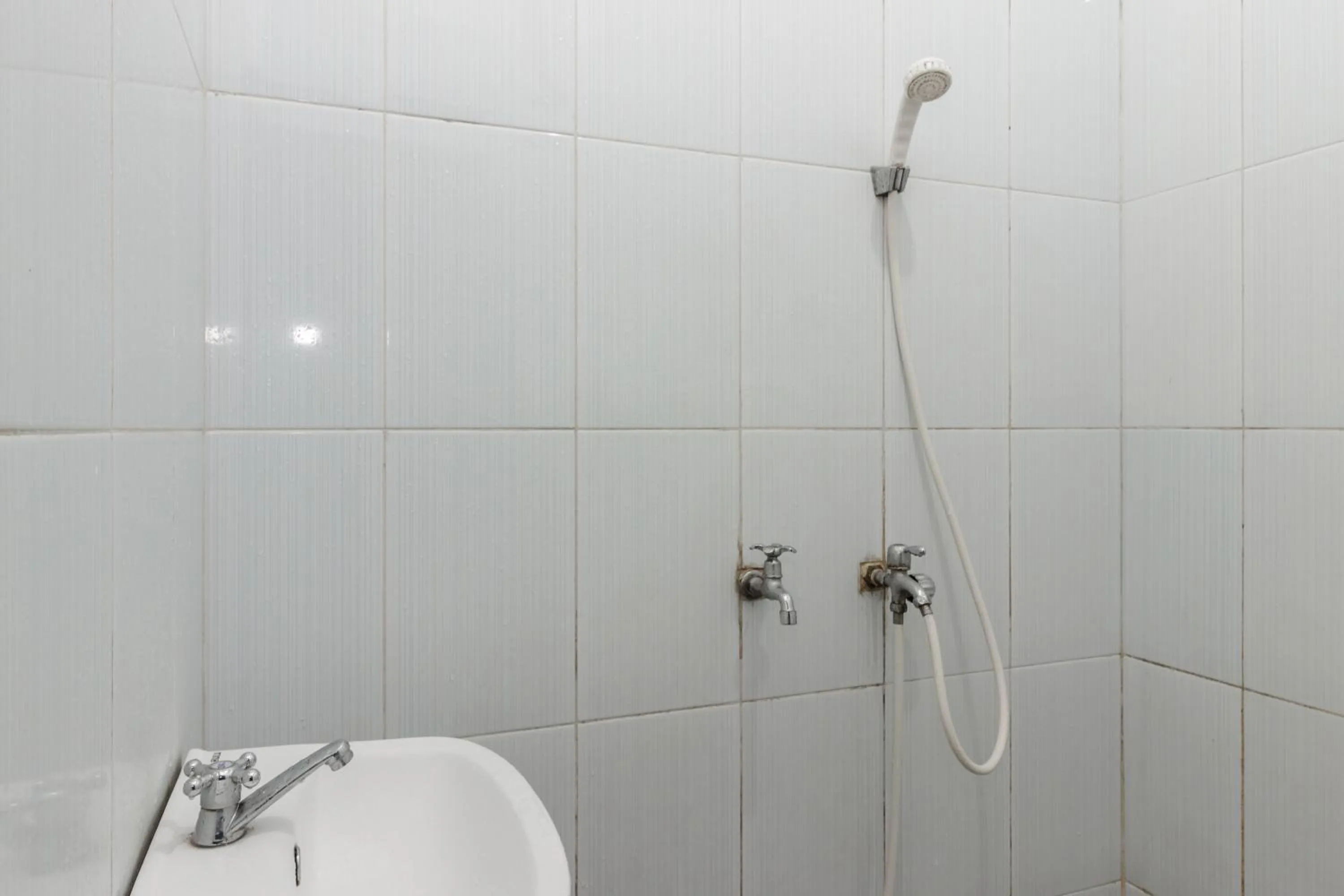 Bathroom in RedDoorz @ Malalayang 2 Manado