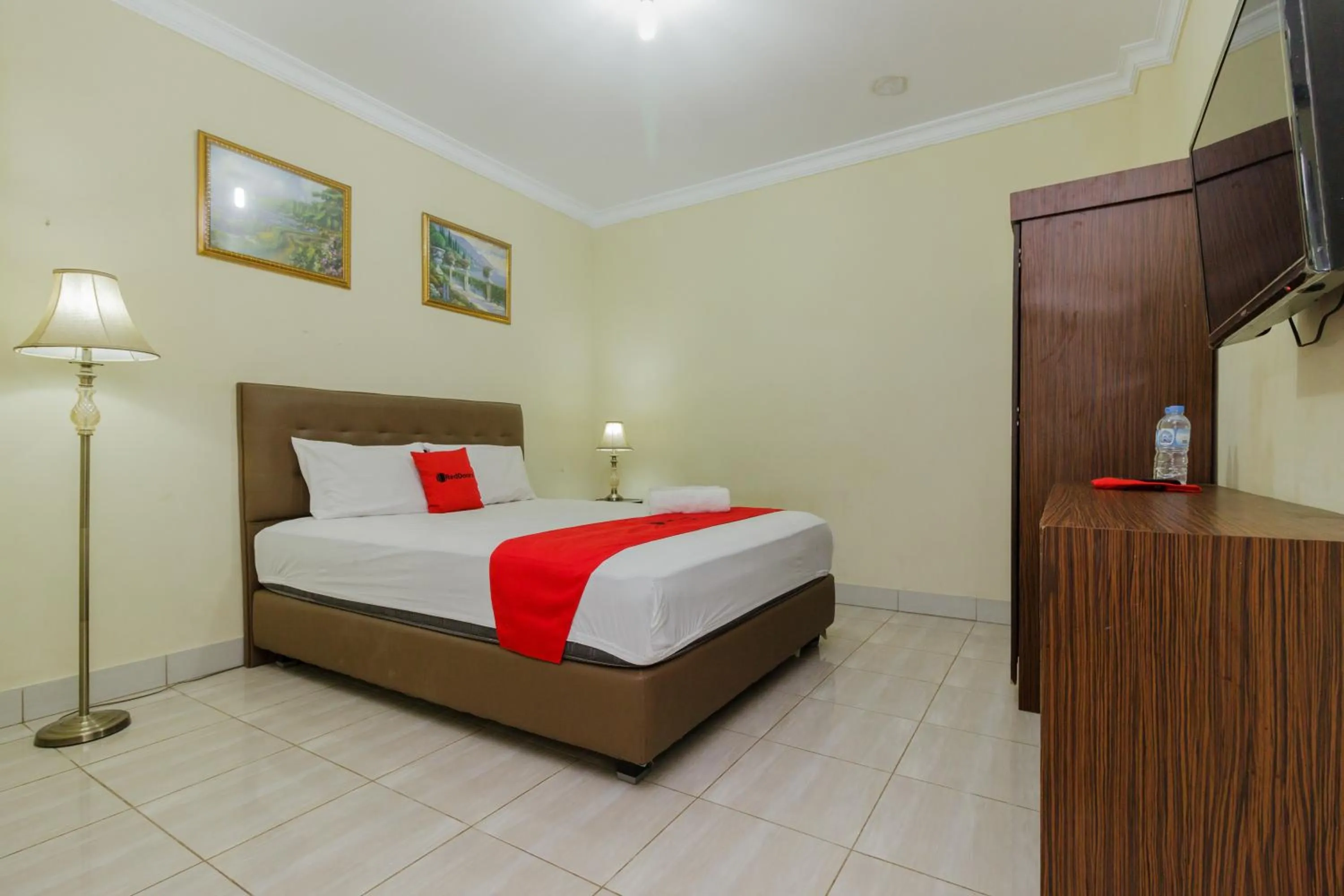 Bedroom, Bed in RedDoorz @ Malalayang 2 Manado