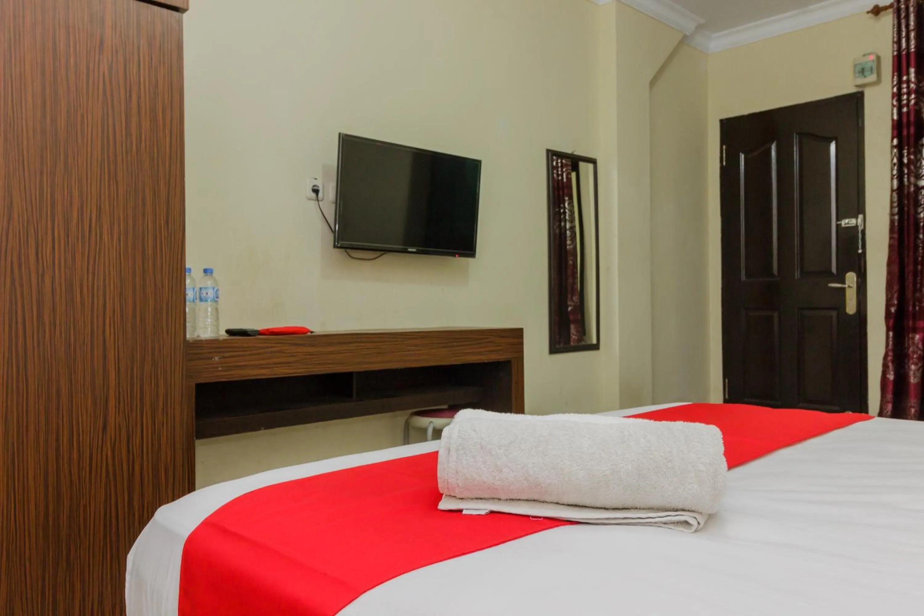 Bedroom, Bed in RedDoorz @ Malalayang 2 Manado