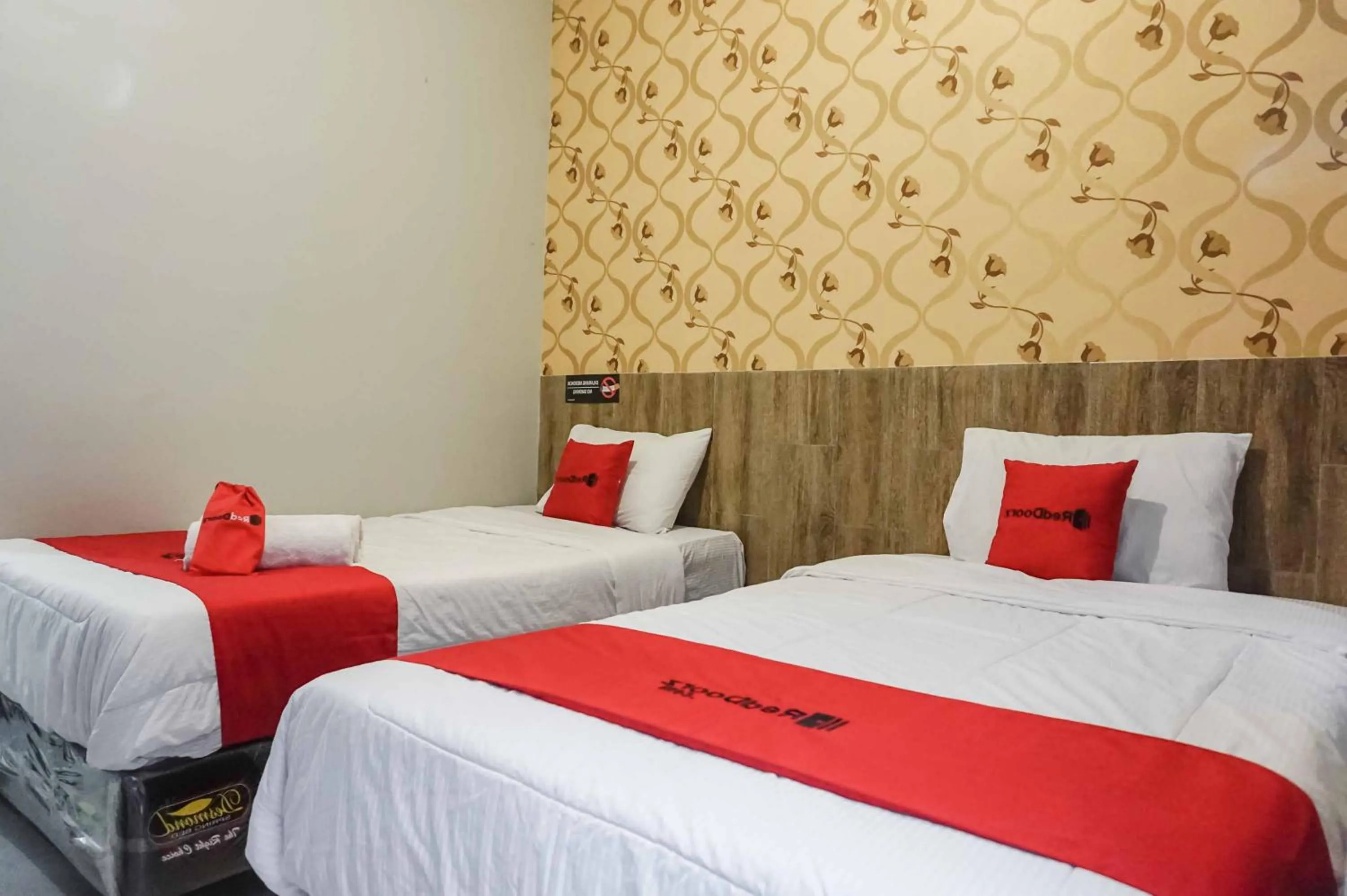 Bed in RedDoorz @ Bukit Dieng 2