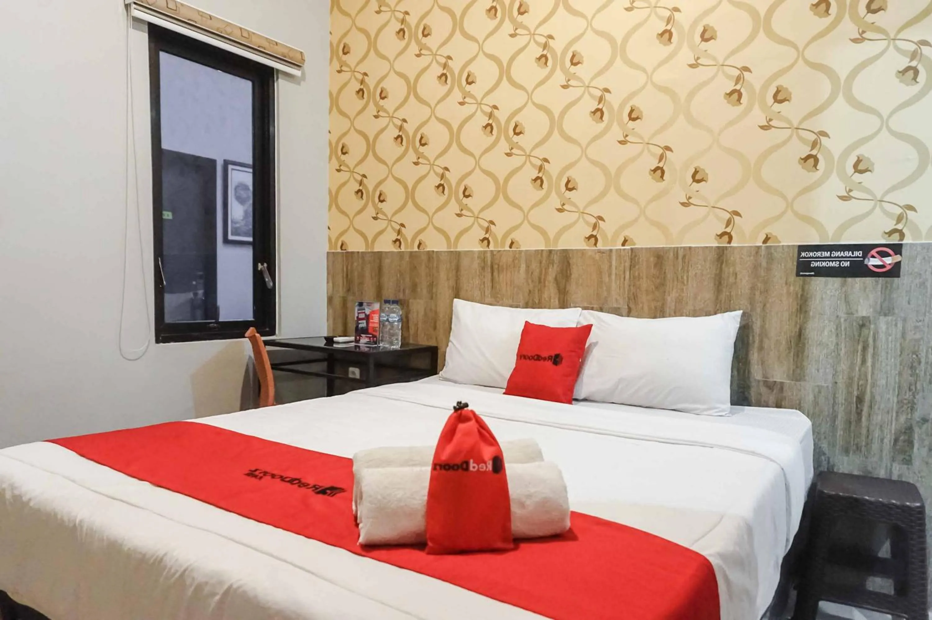 Bed in RedDoorz @ Bukit Dieng 2