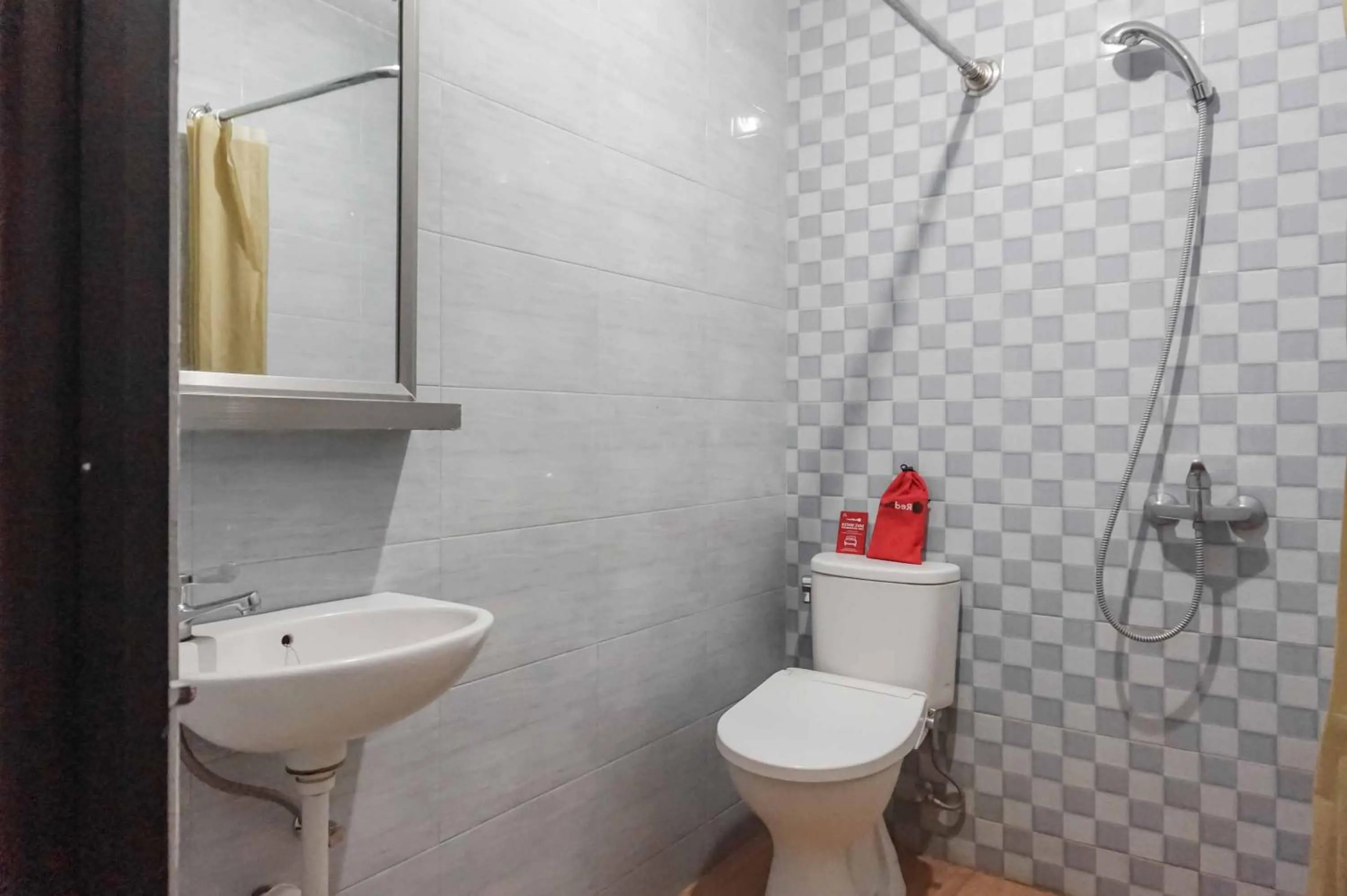 Bathroom in RedDoorz @ Bukit Dieng 2