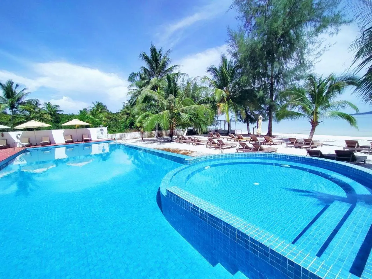 Swimming pool in Scarlet Sails Resort
