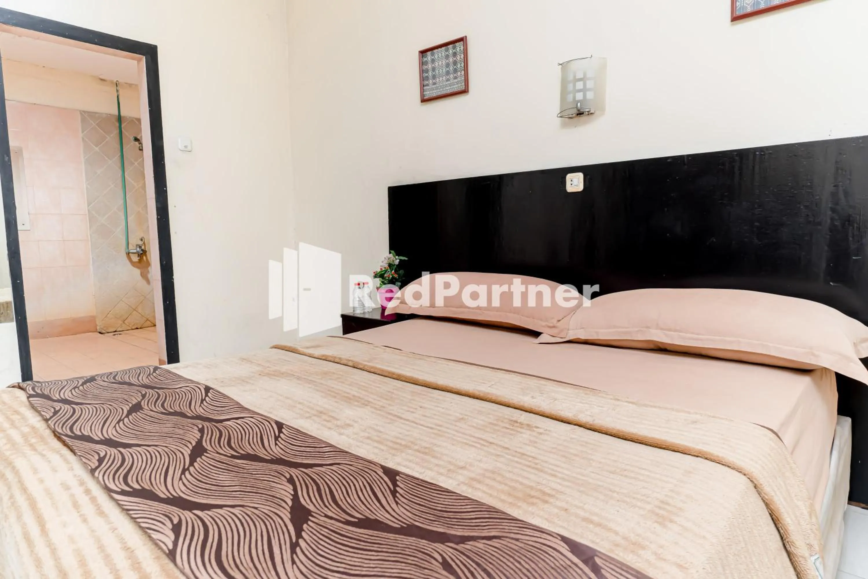 Bedroom, Bed in Cherry Pink Hotel Medan Mitra RedDoorz