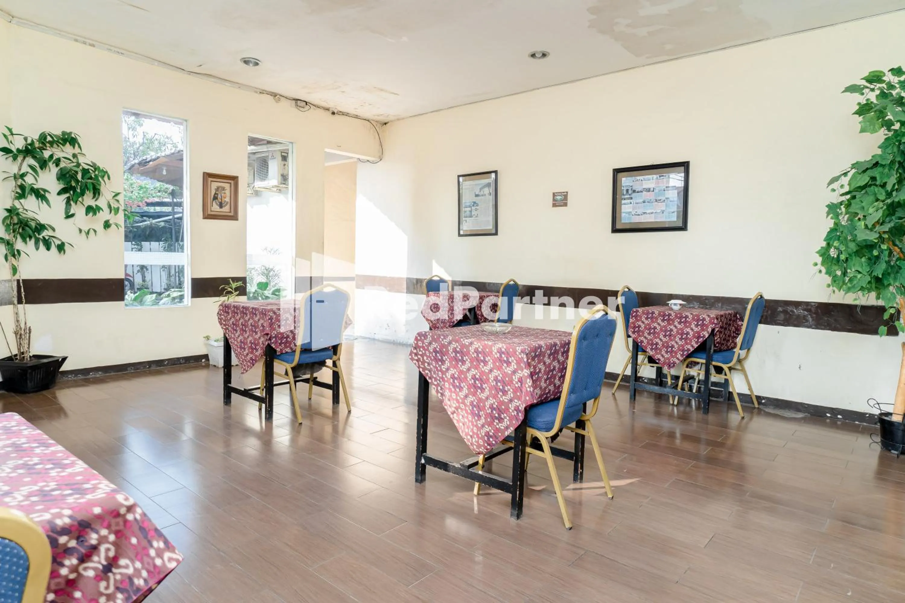 Seating area in Cherry Pink Hotel Medan Mitra RedDoorz
