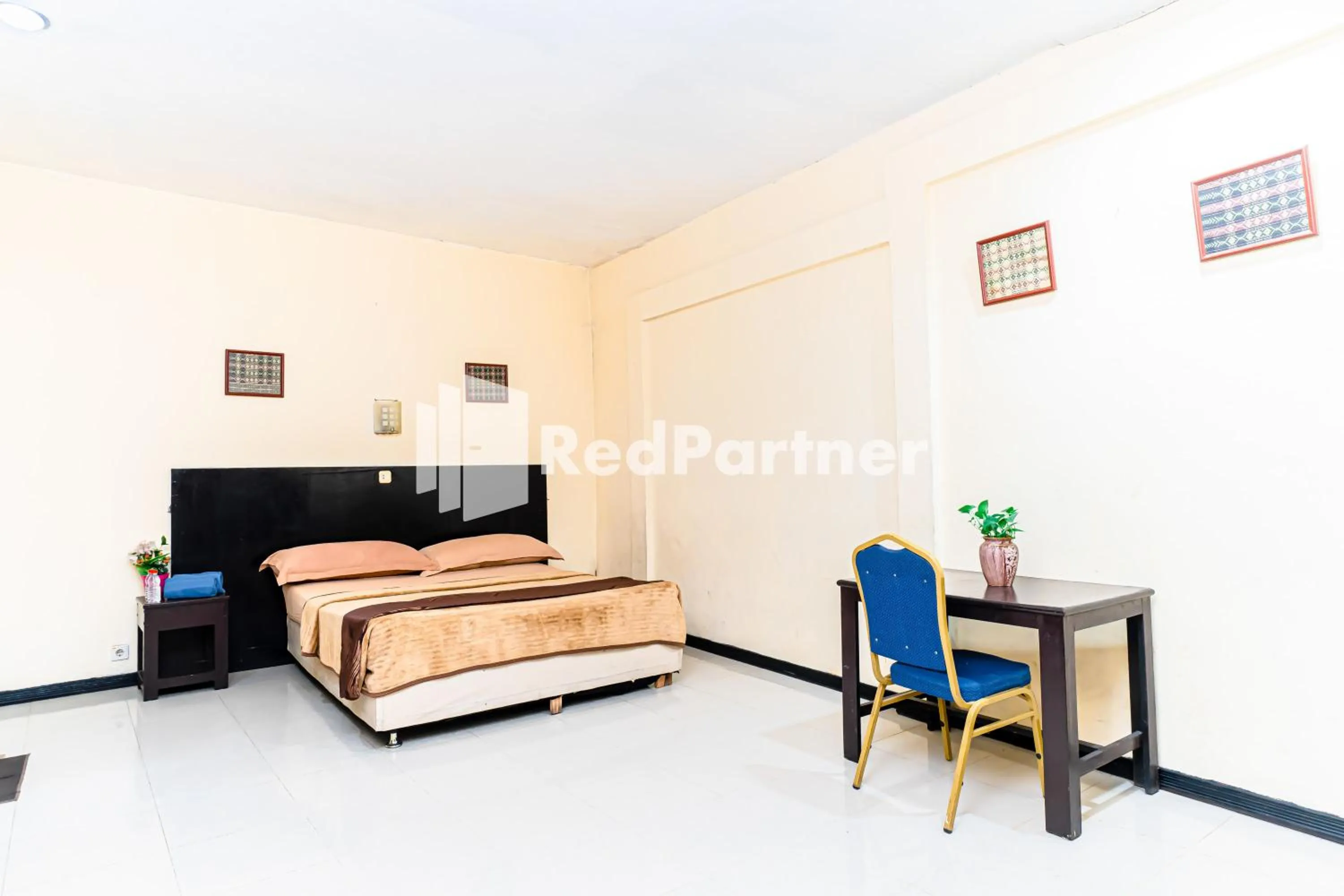 Bedroom, Bed in Cherry Pink Hotel Medan Mitra RedDoorz