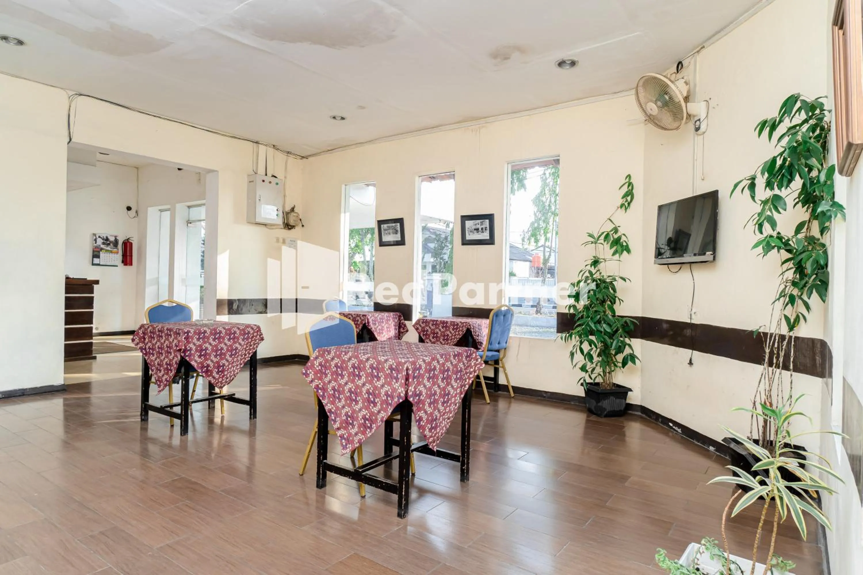 Seating area in Cherry Pink Hotel Medan Mitra RedDoorz