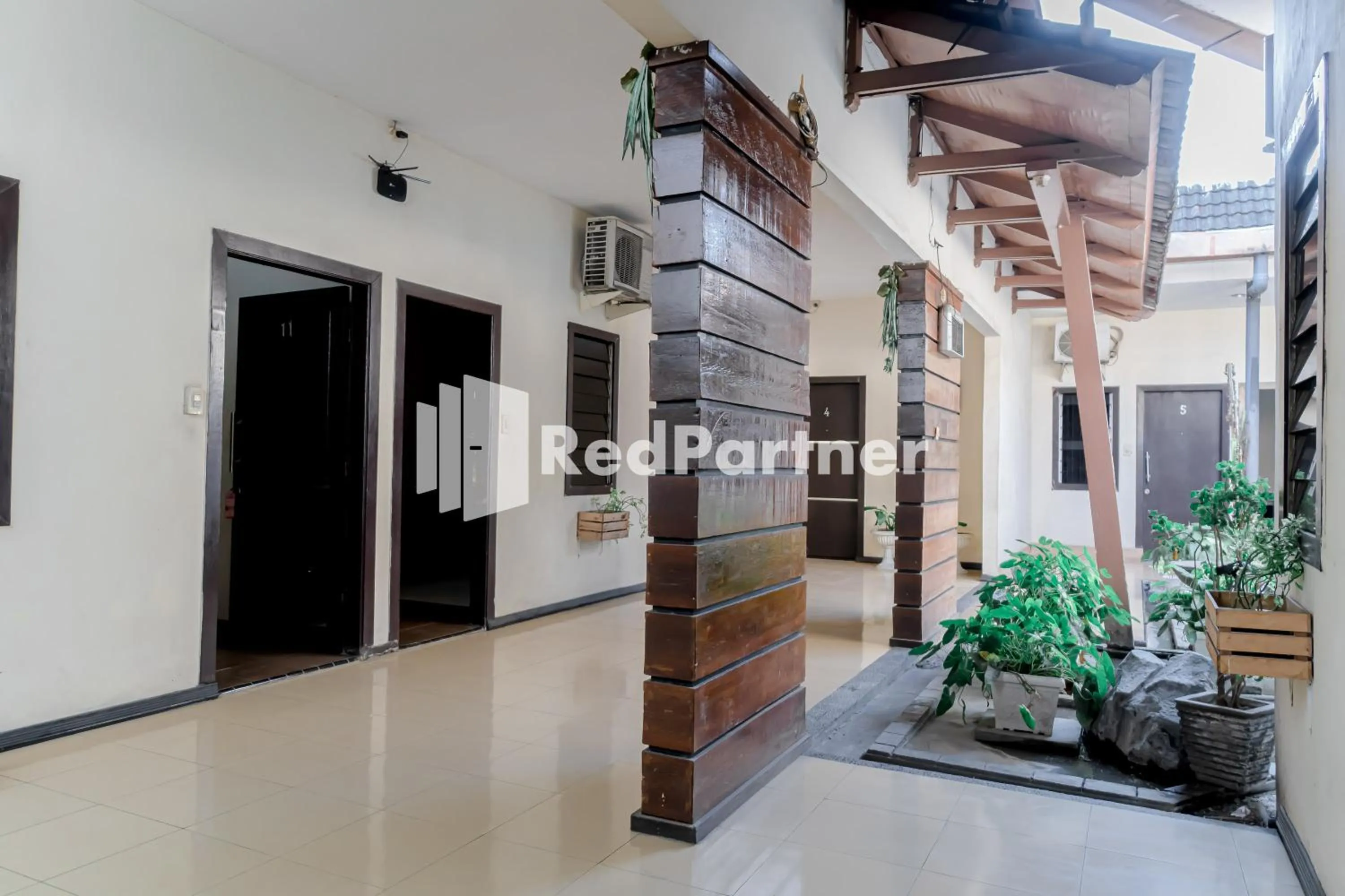 Facade/entrance in Cherry Pink Hotel Medan Mitra RedDoorz