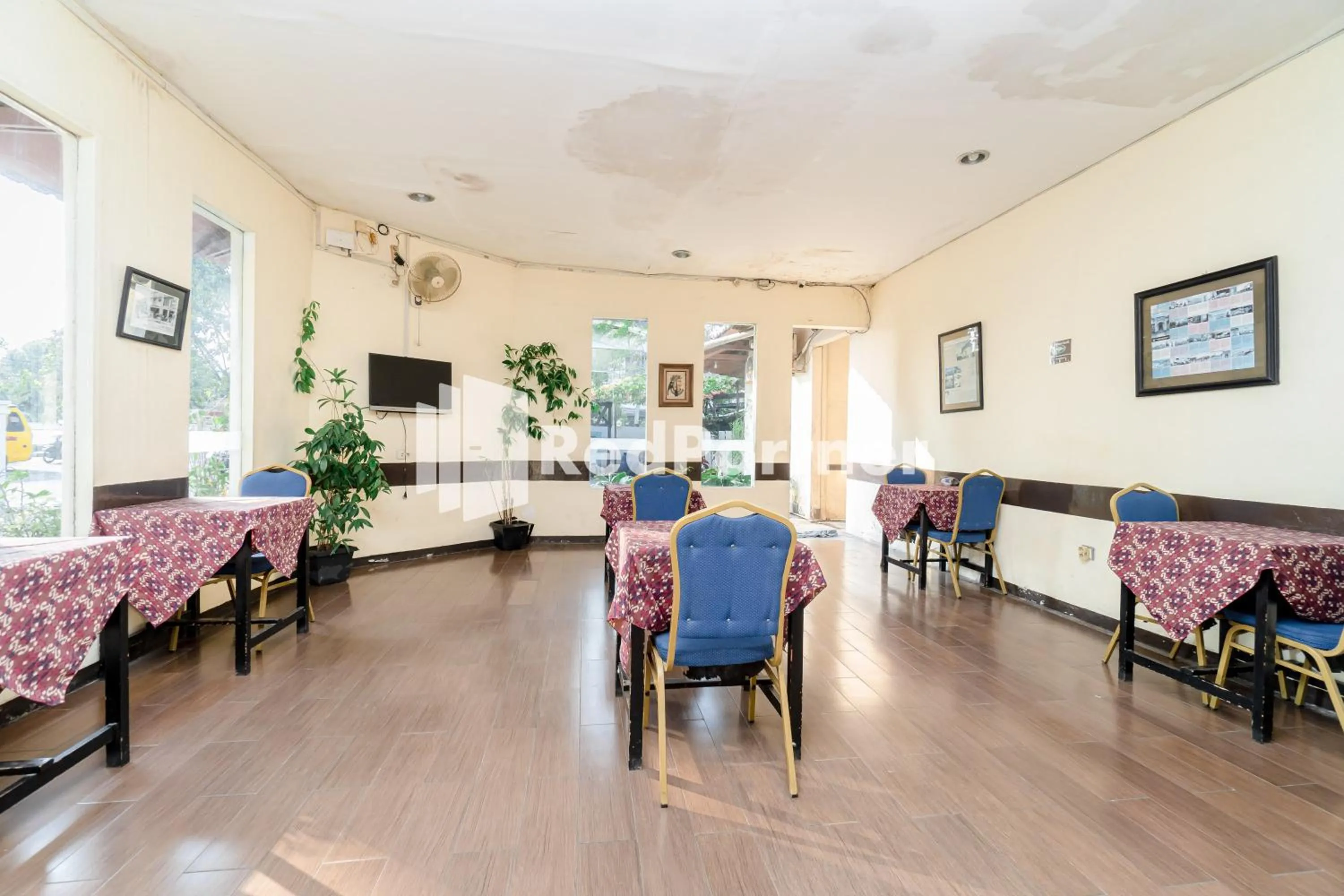 Seating area in Cherry Pink Hotel Medan Mitra RedDoorz