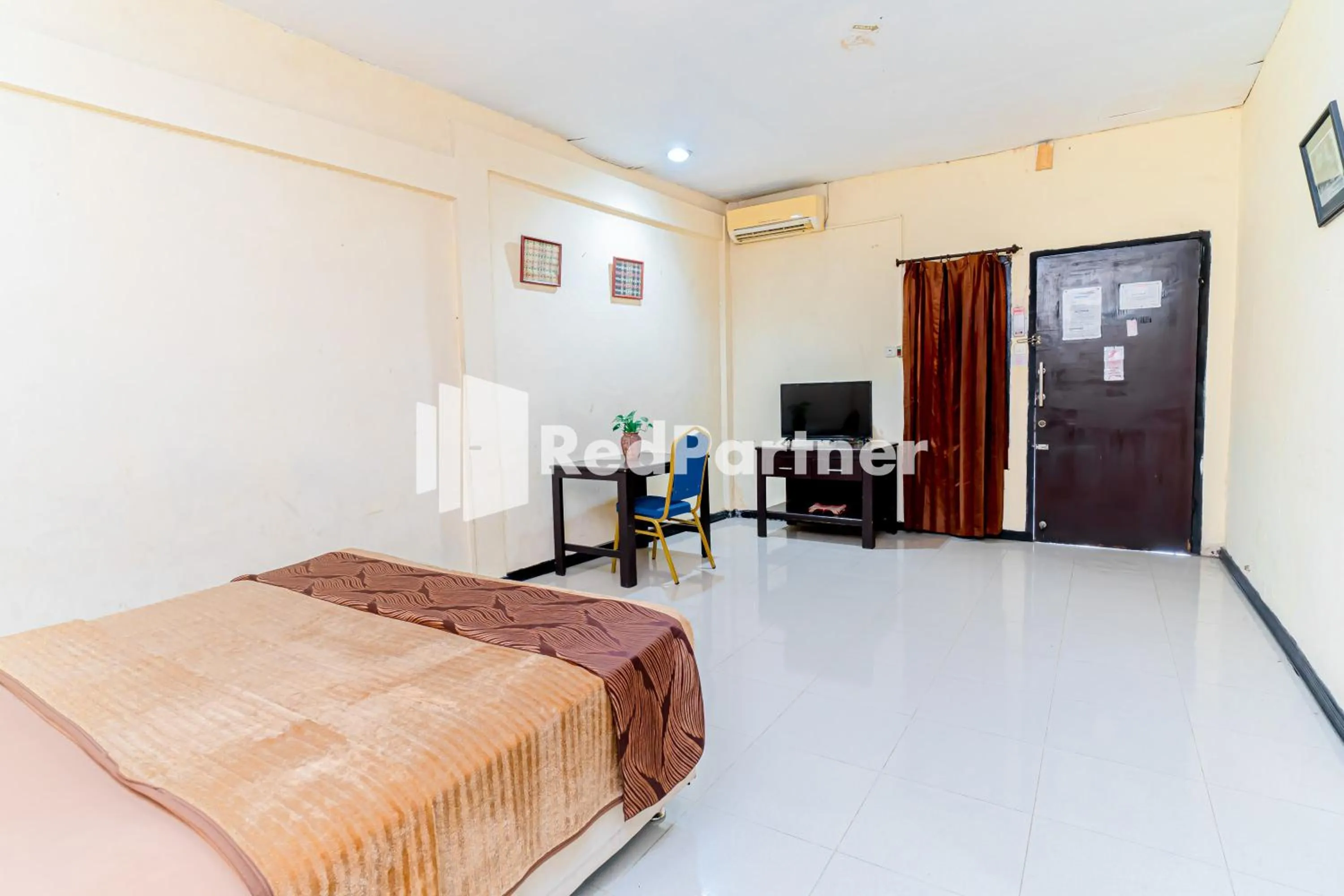 Bedroom, Bed in Cherry Pink Hotel Medan Mitra RedDoorz