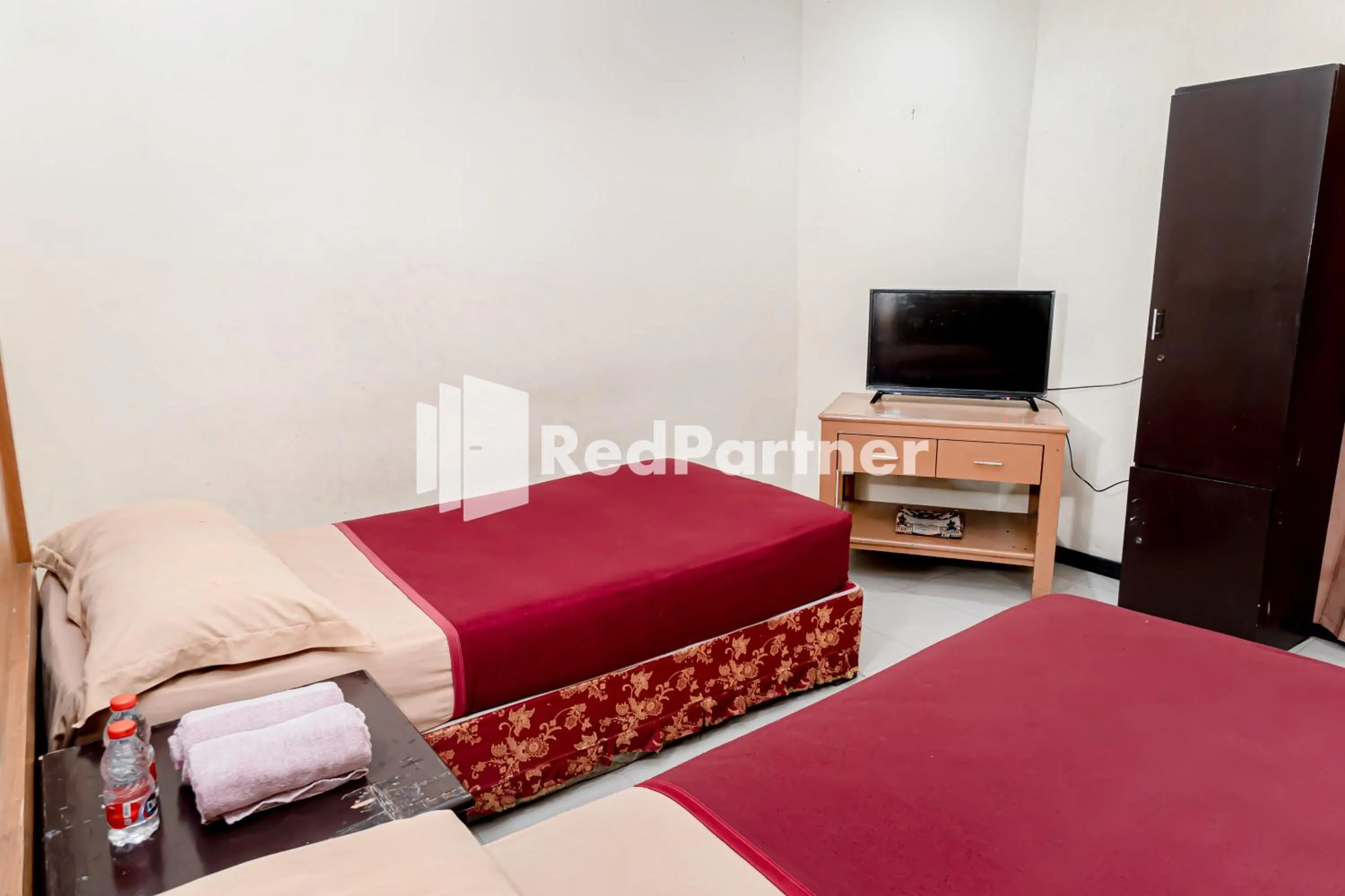 Bedroom, Bed in Cherry Pink Hotel Medan Mitra RedDoorz
