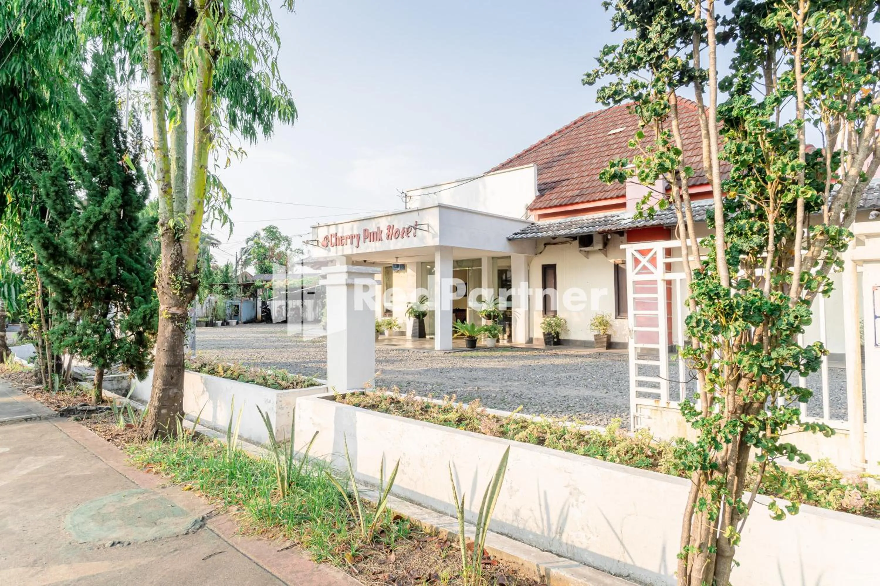 Property building in Cherry Pink Hotel Medan Mitra RedDoorz