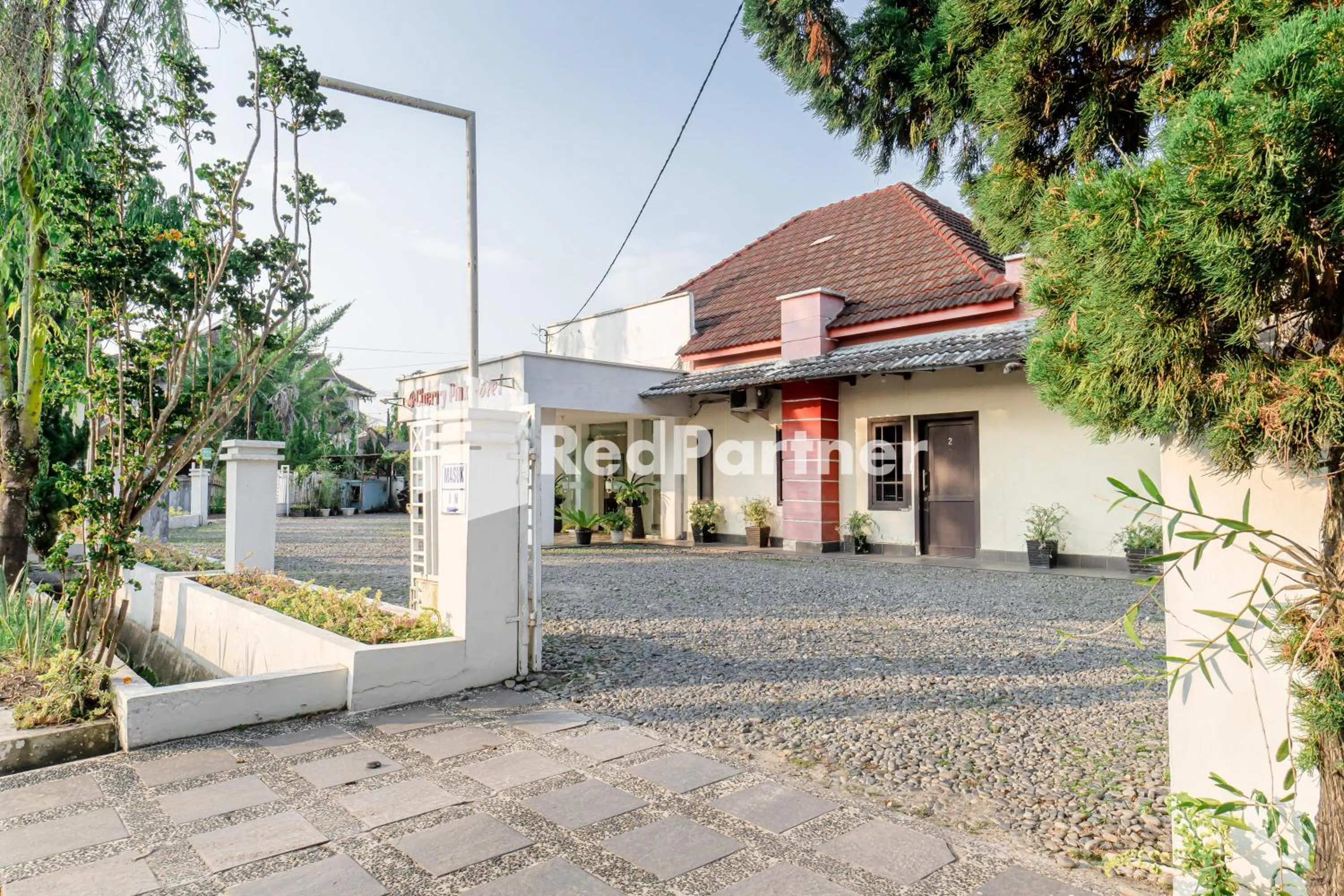Property building in Cherry Pink Hotel Medan Mitra RedDoorz