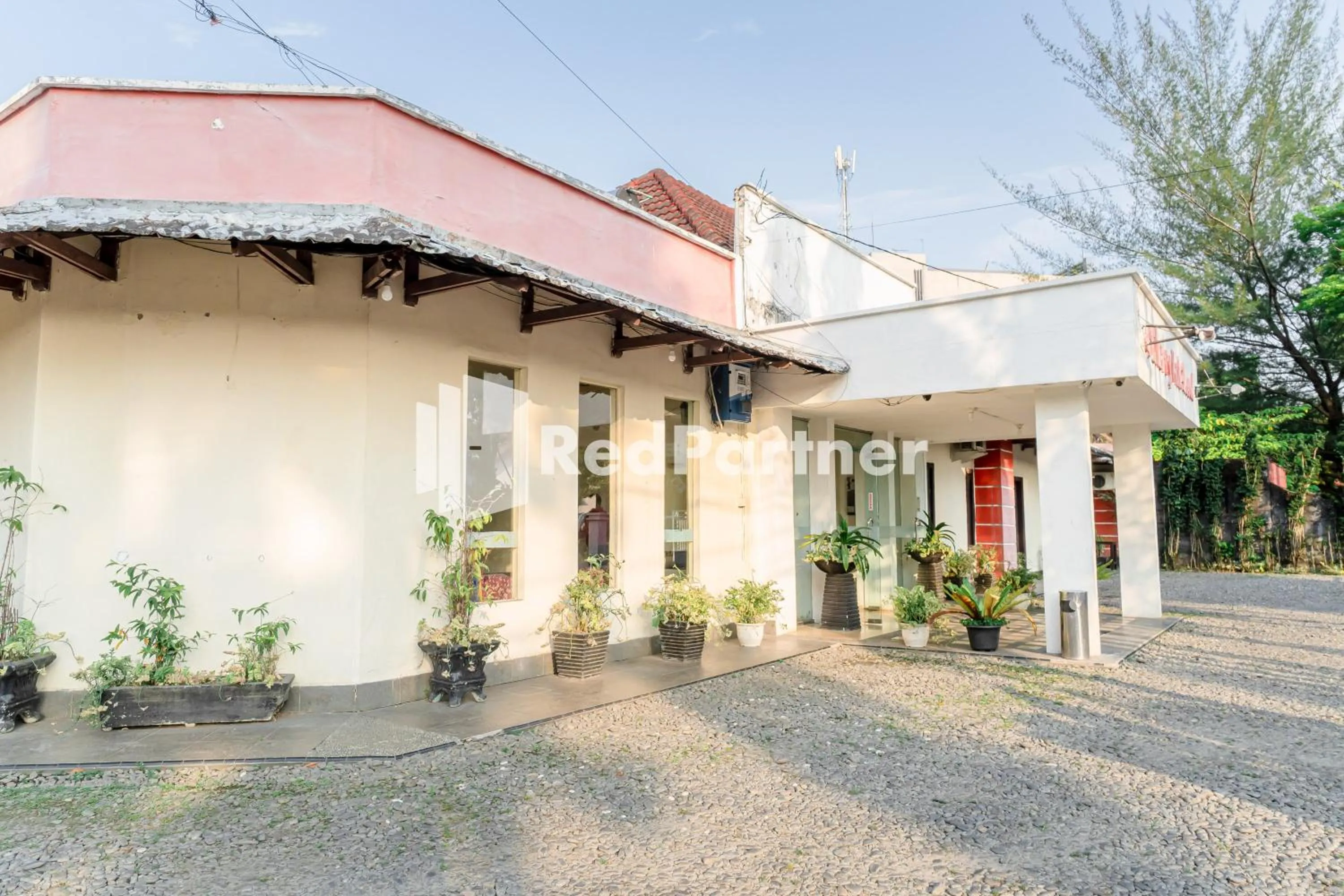 Property building in Cherry Pink Hotel Medan Mitra RedDoorz