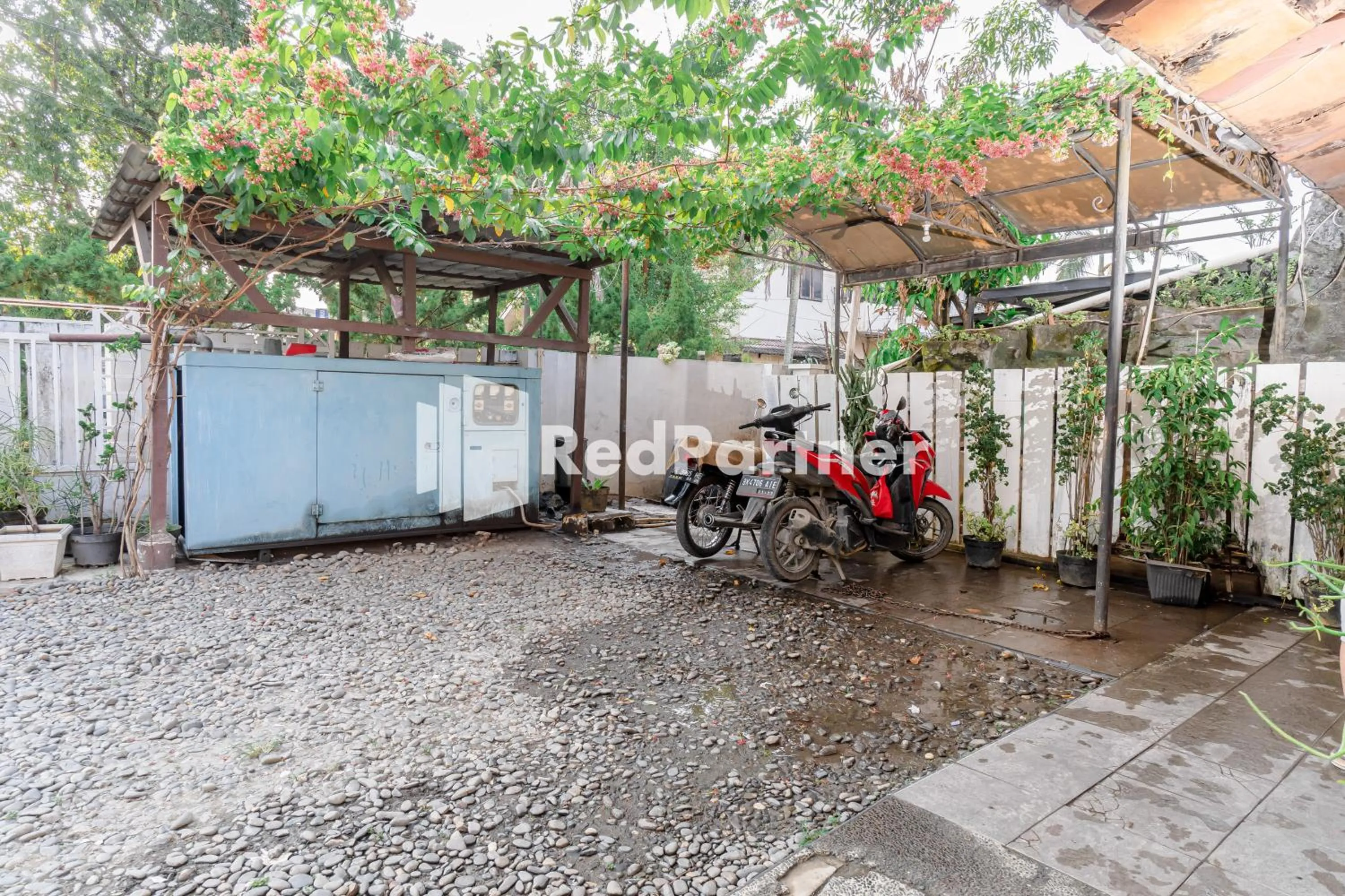 Parking in Cherry Pink Hotel Medan Mitra RedDoorz