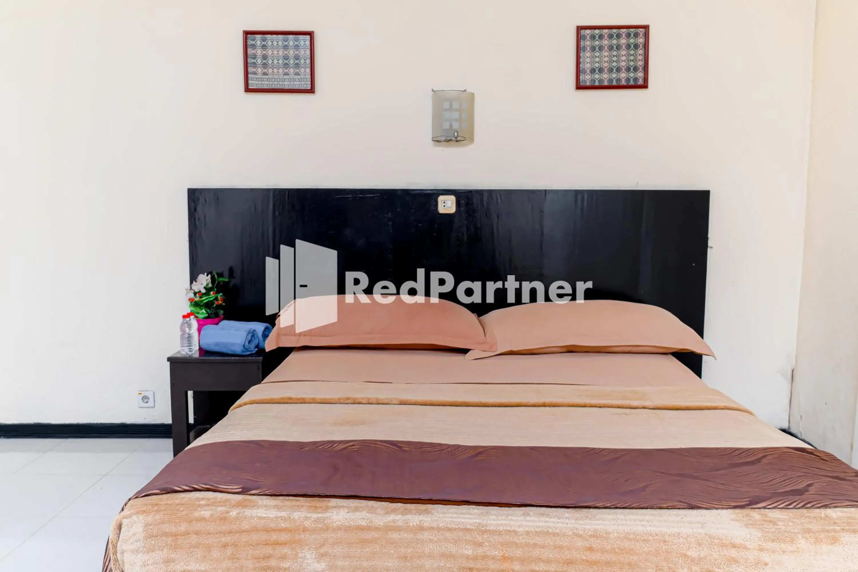 Bedroom, Bed in Cherry Pink Hotel Medan Mitra RedDoorz