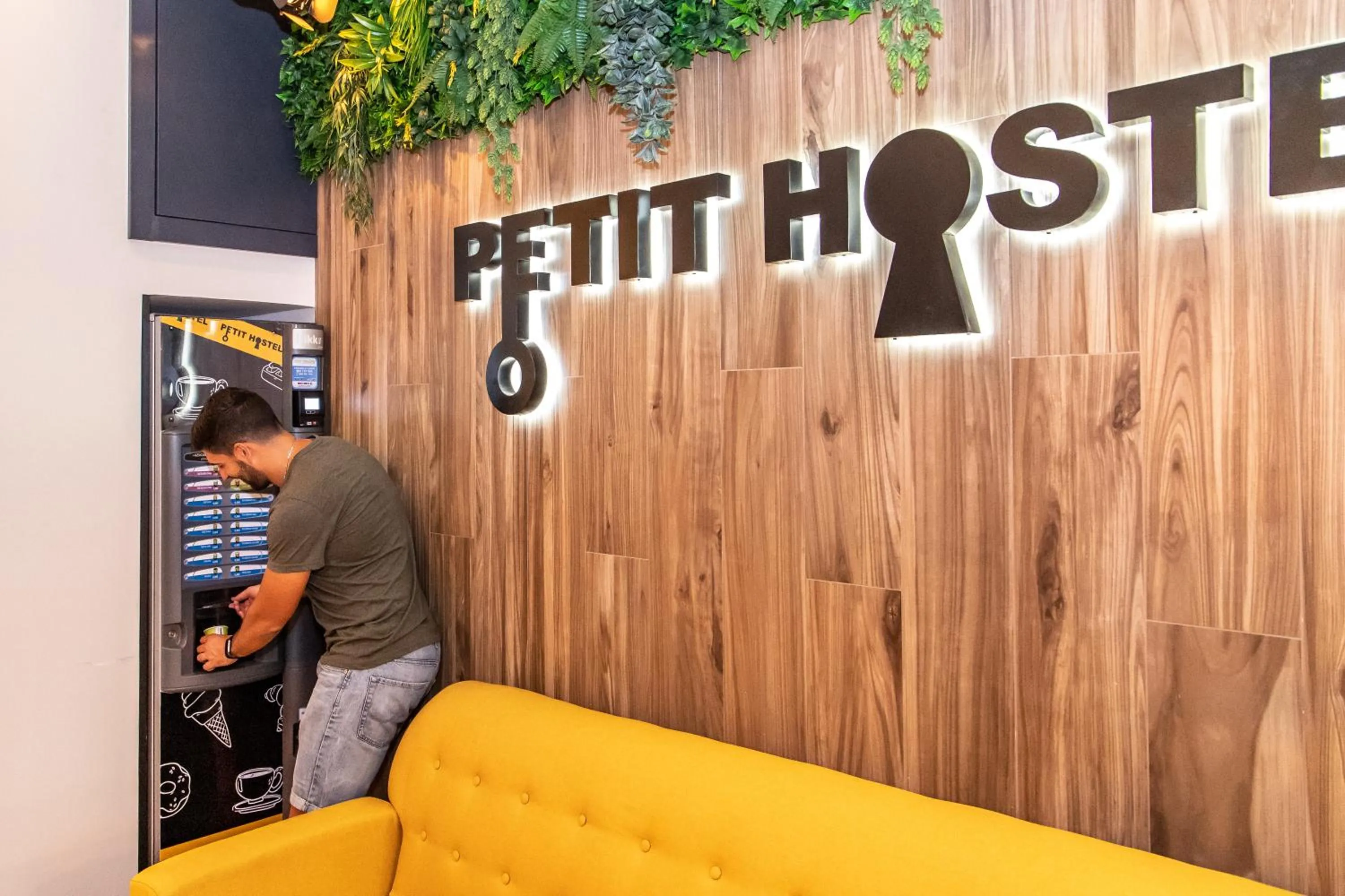 People in Petit Hostel La Latina