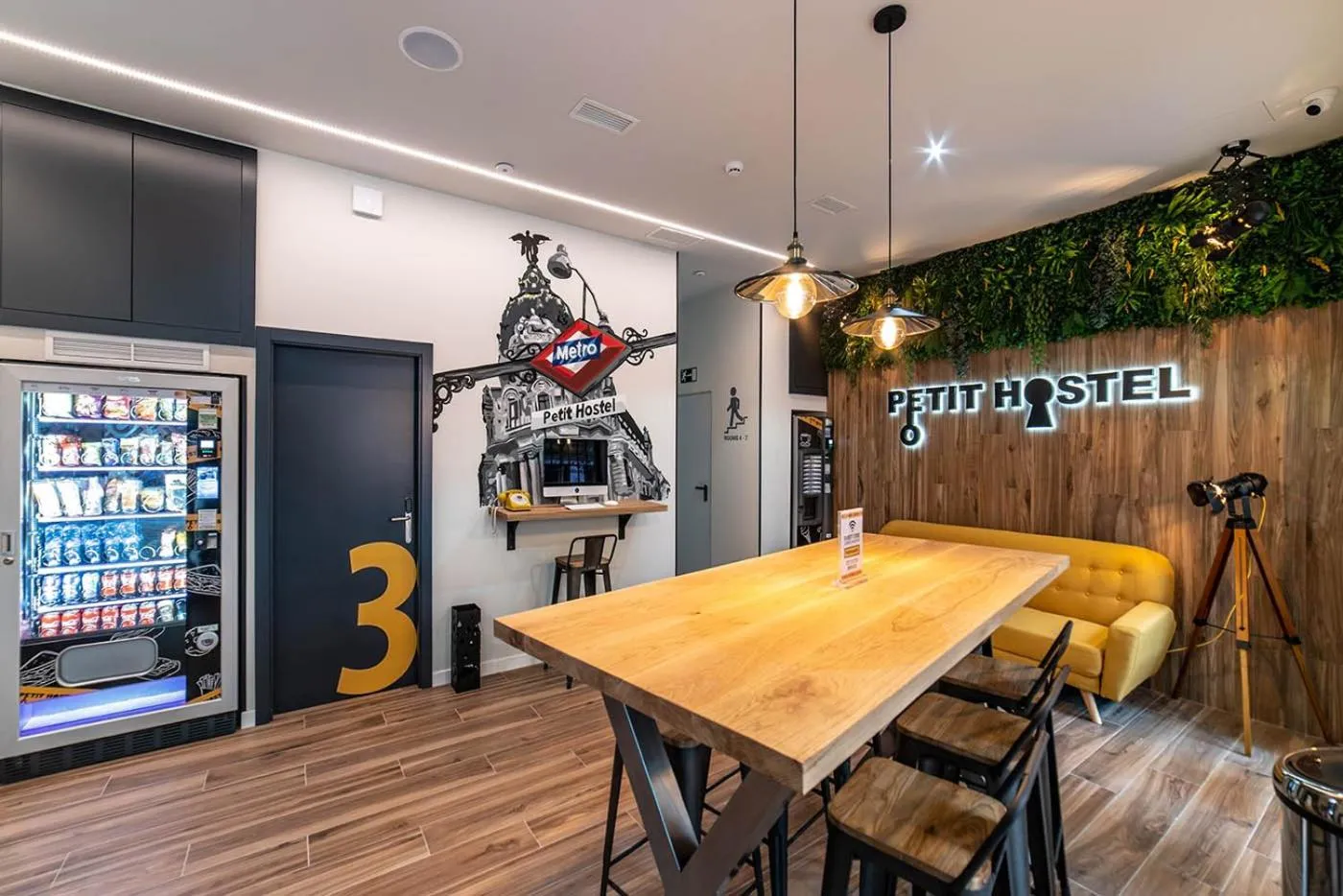 Property logo or sign in Petit Hostel La Latina