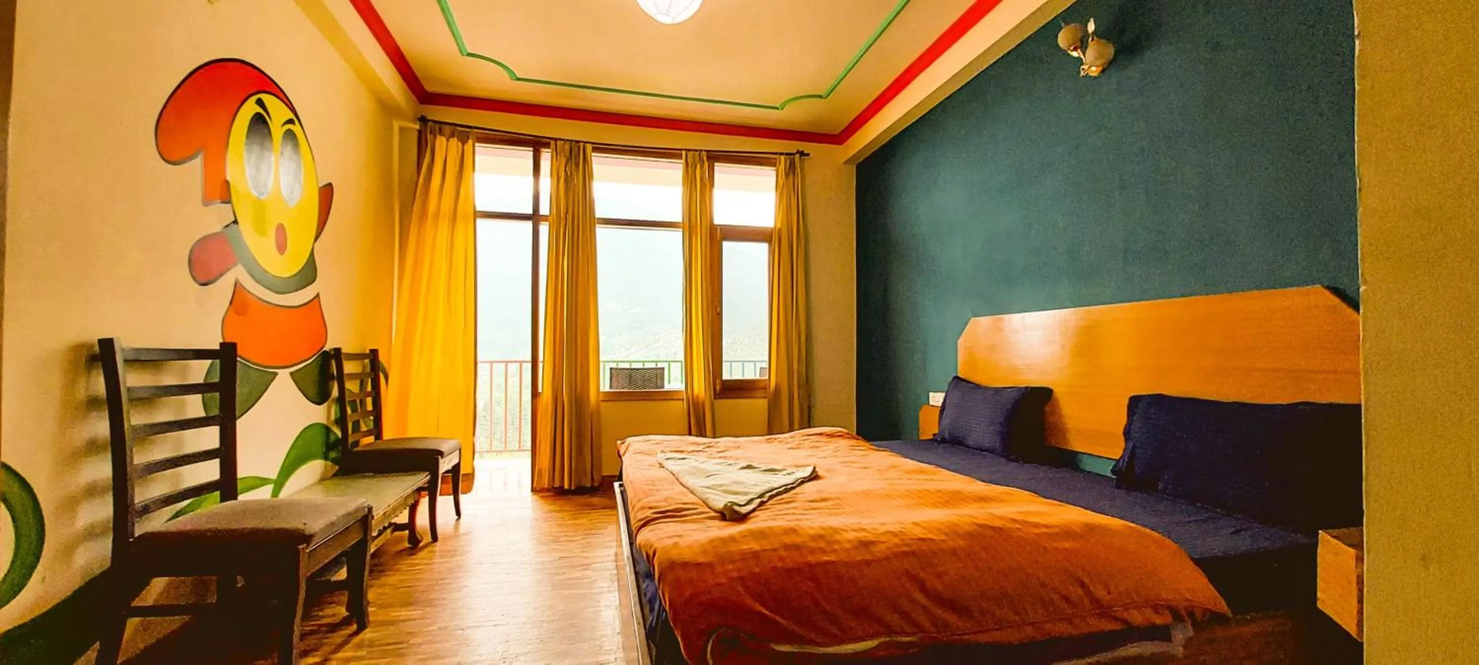 Bed in La Vaca India Manali