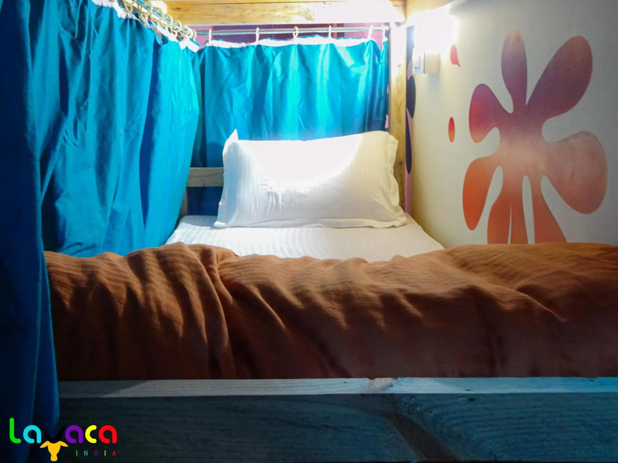 bunk bed, Bed in La Vaca India Manali