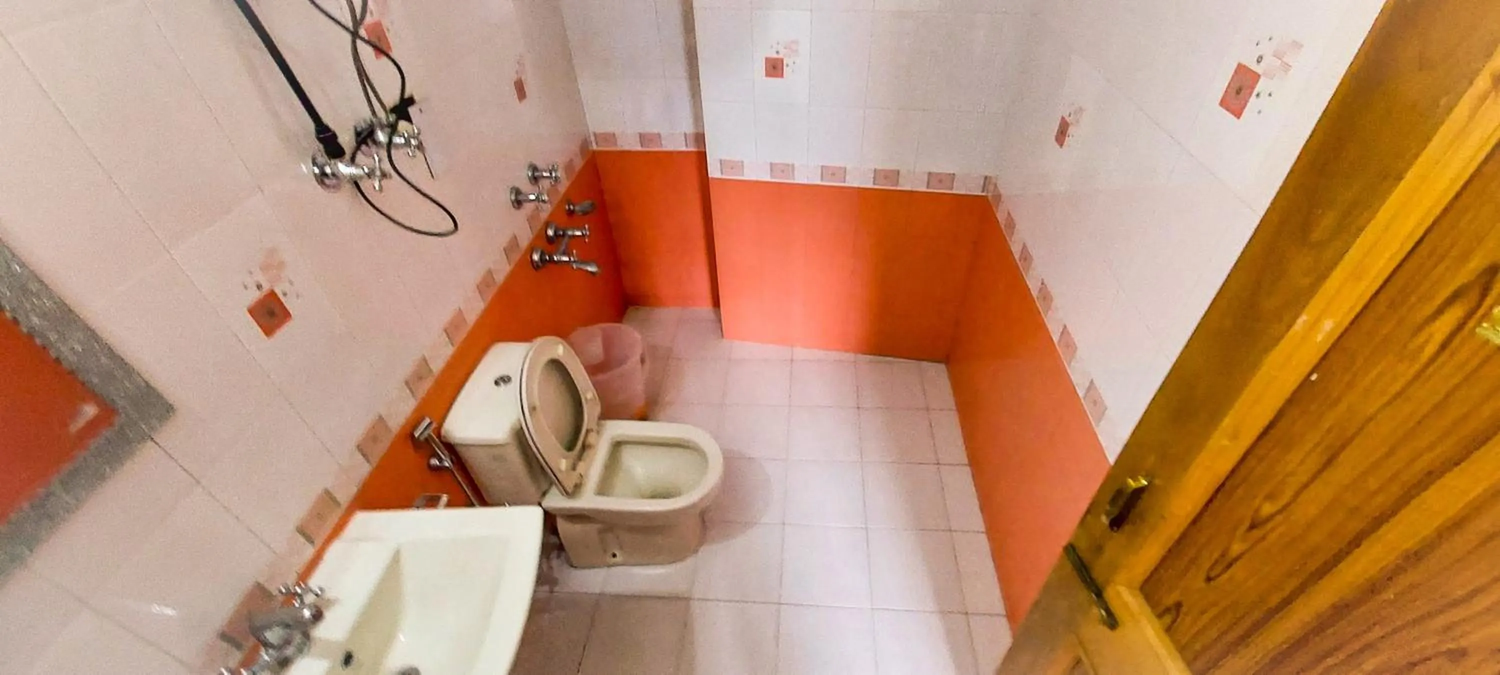 Shower in La Vaca India Manali