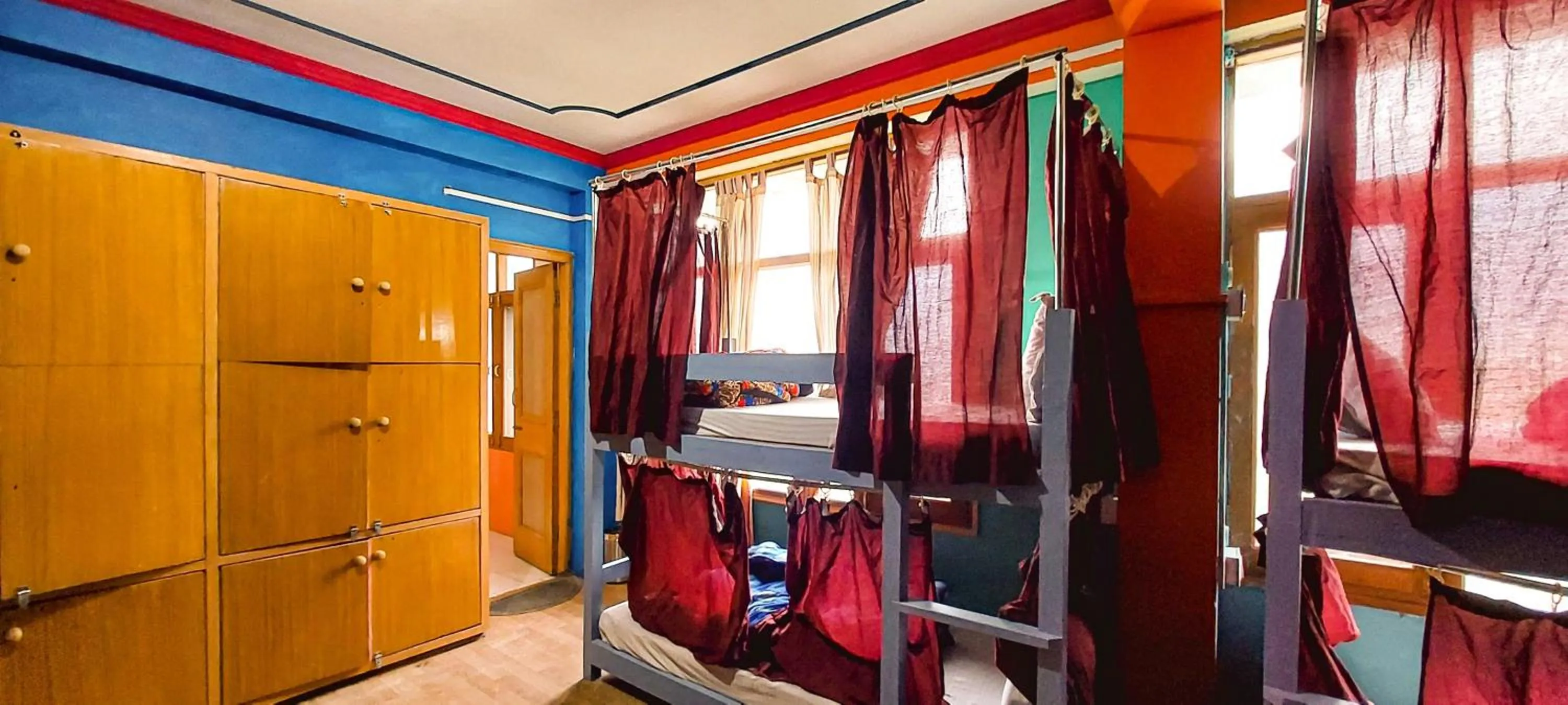 Bed in La Vaca India Manali