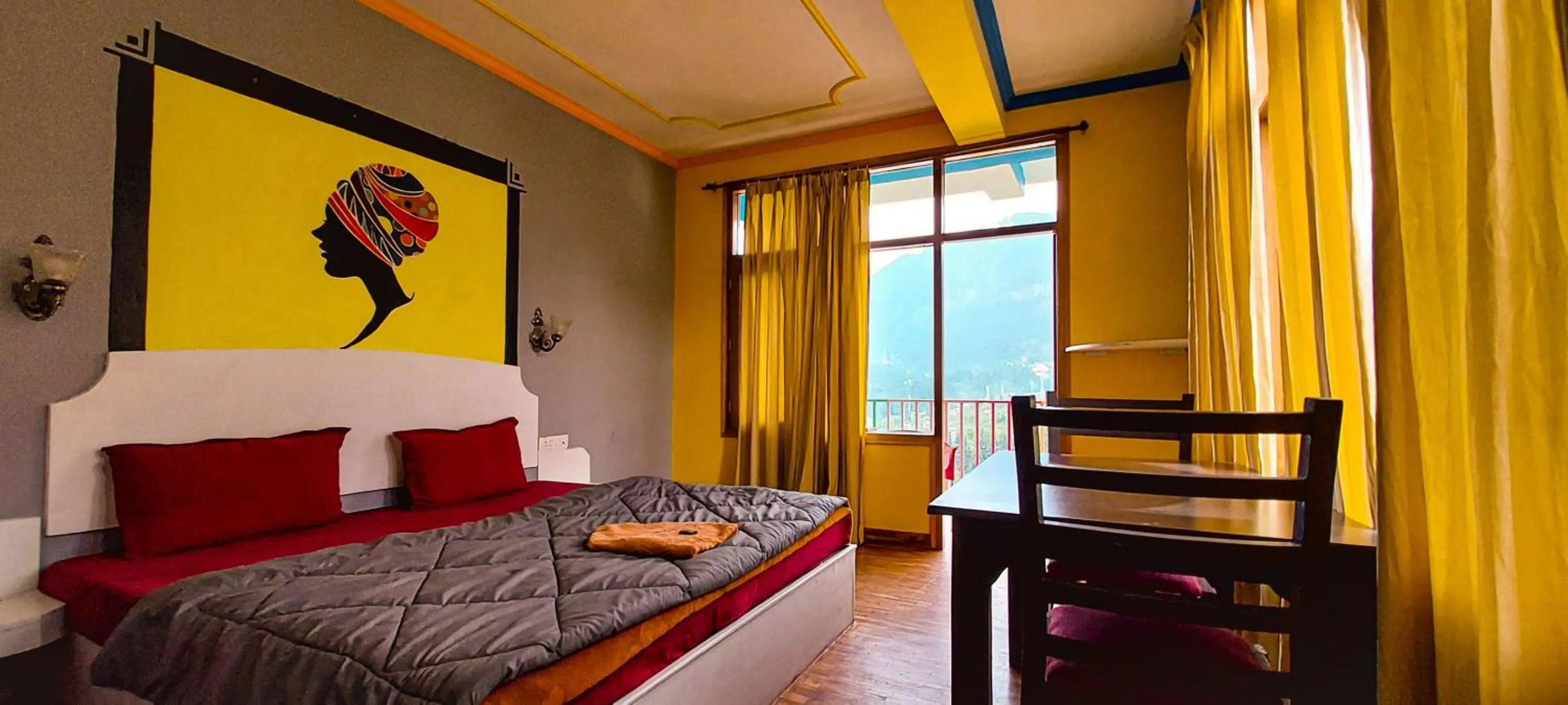 Photo of the whole room, Bed in La Vaca India Manali