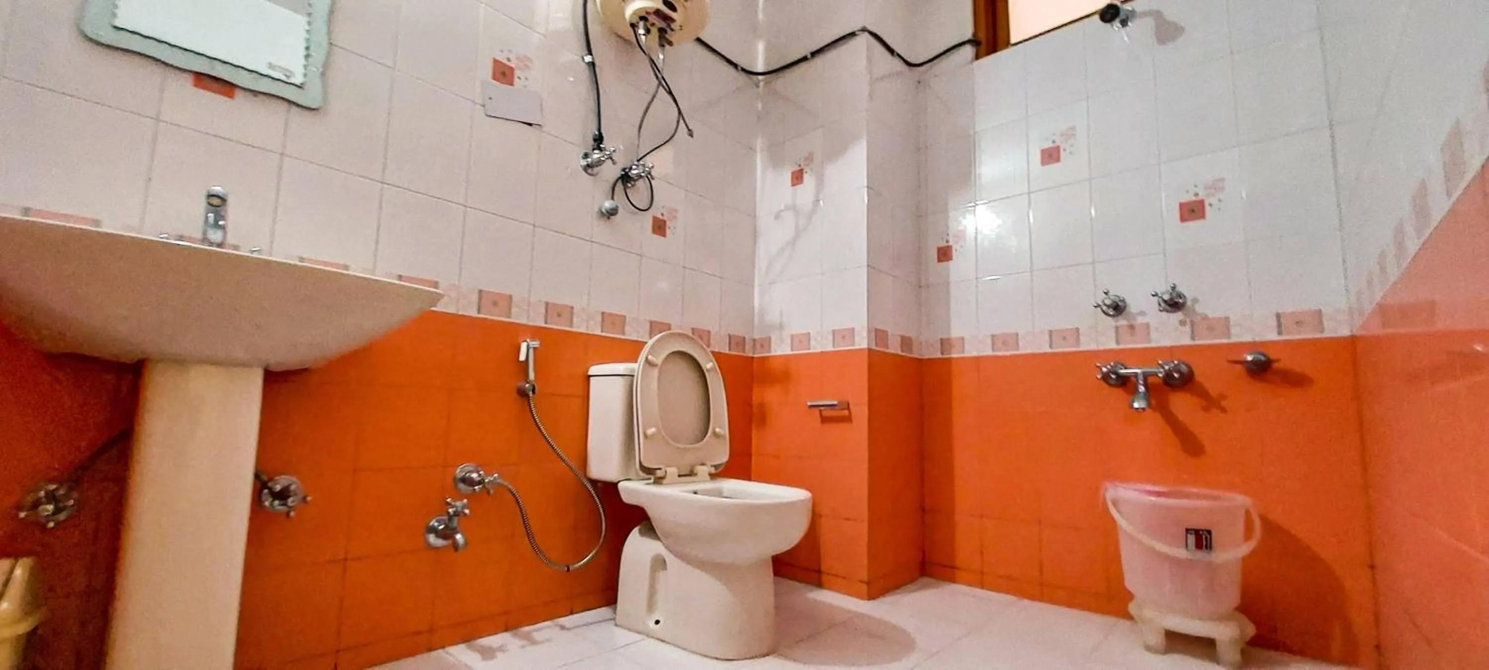 Shower in La Vaca India Manali