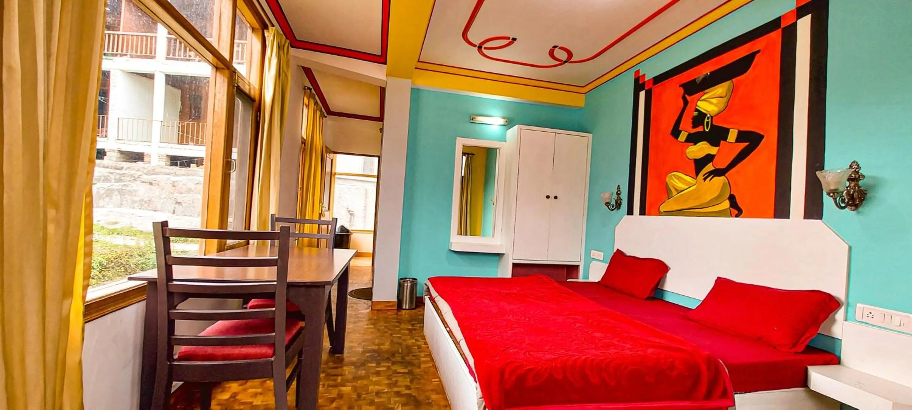 Bed in La Vaca India Manali