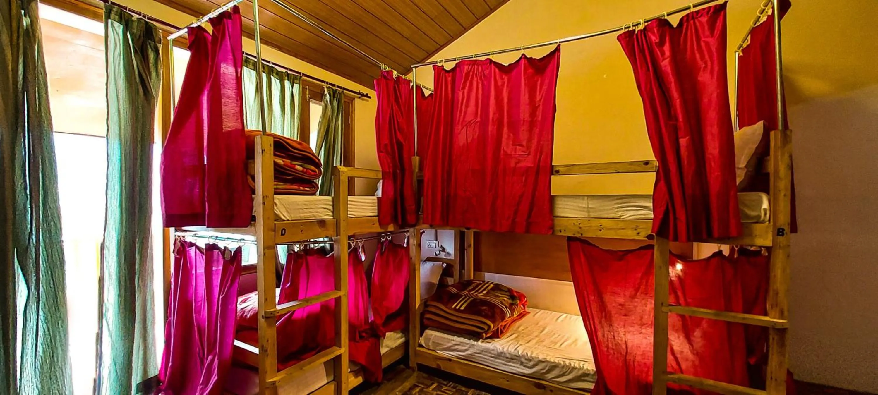 Bed in La Vaca India Manali