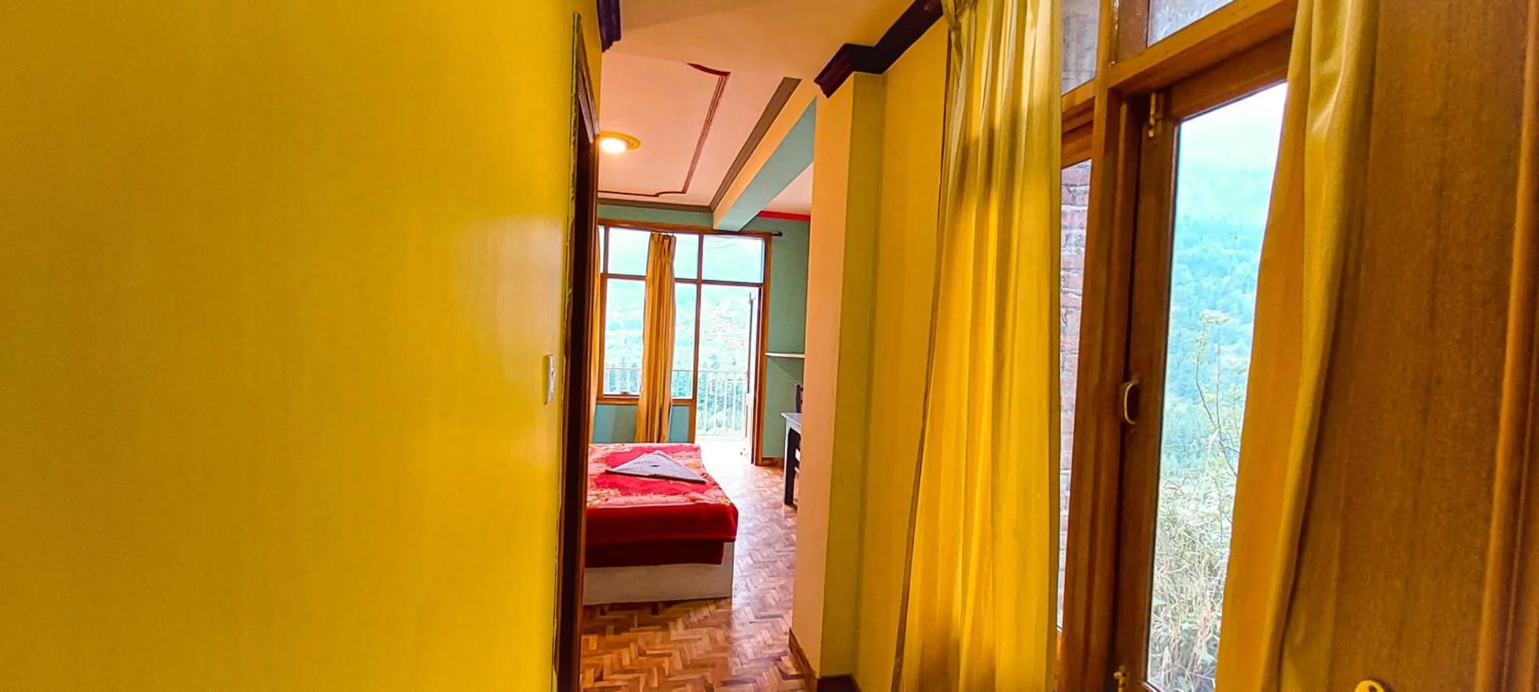 Photo of the whole room, Bed in La Vaca India Manali