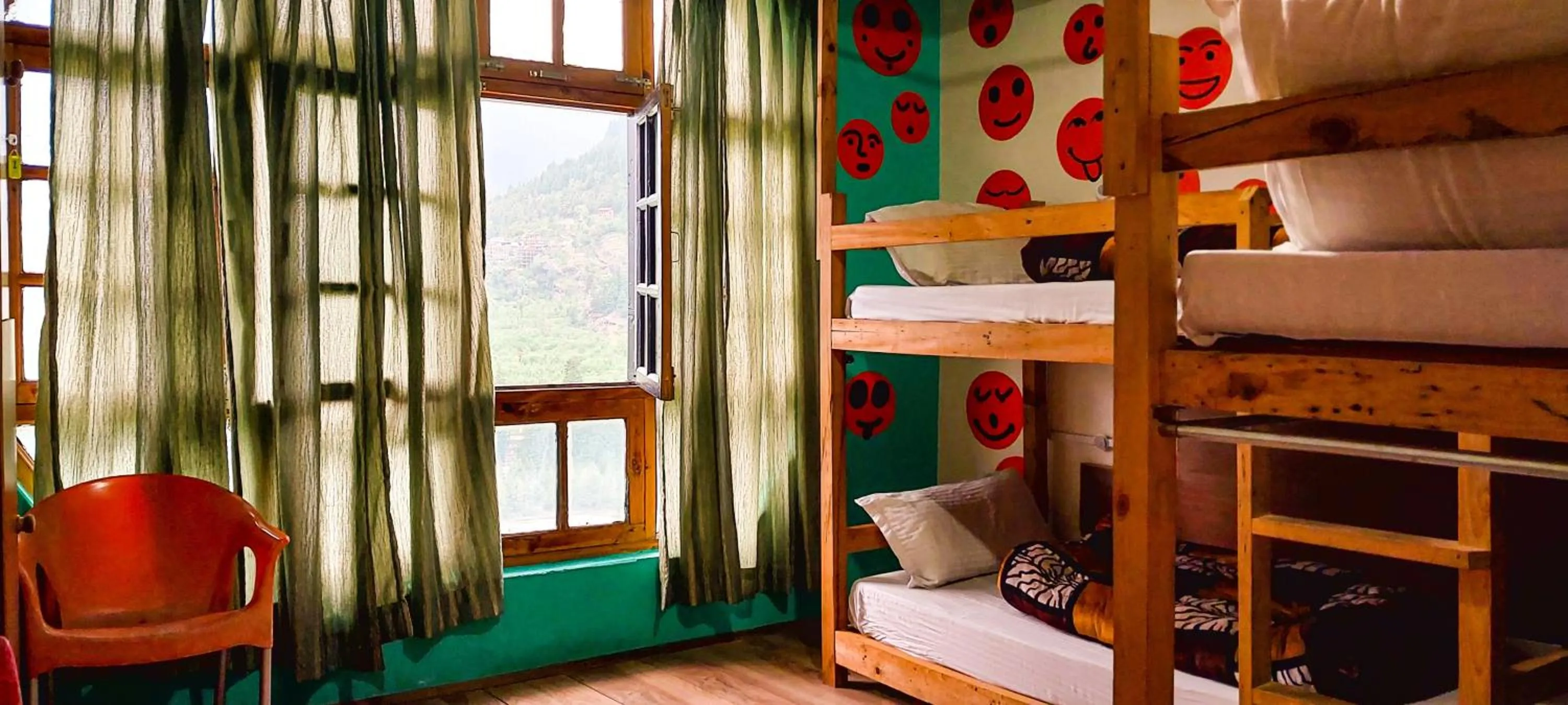 Bed in La Vaca India Manali