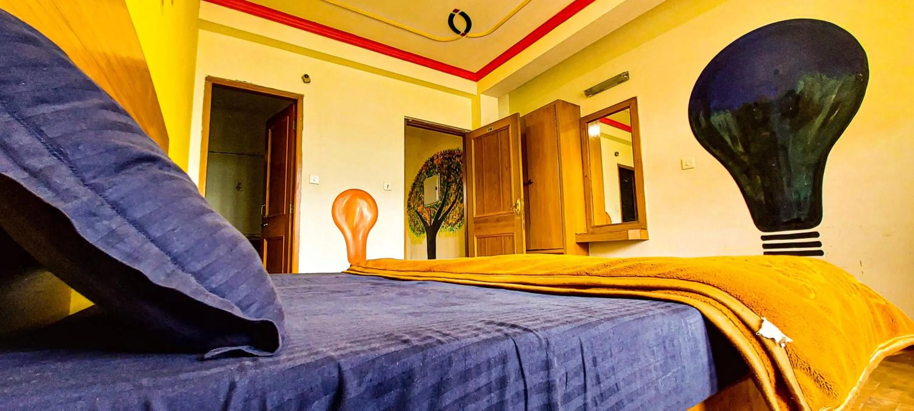 Bed in La Vaca India Manali